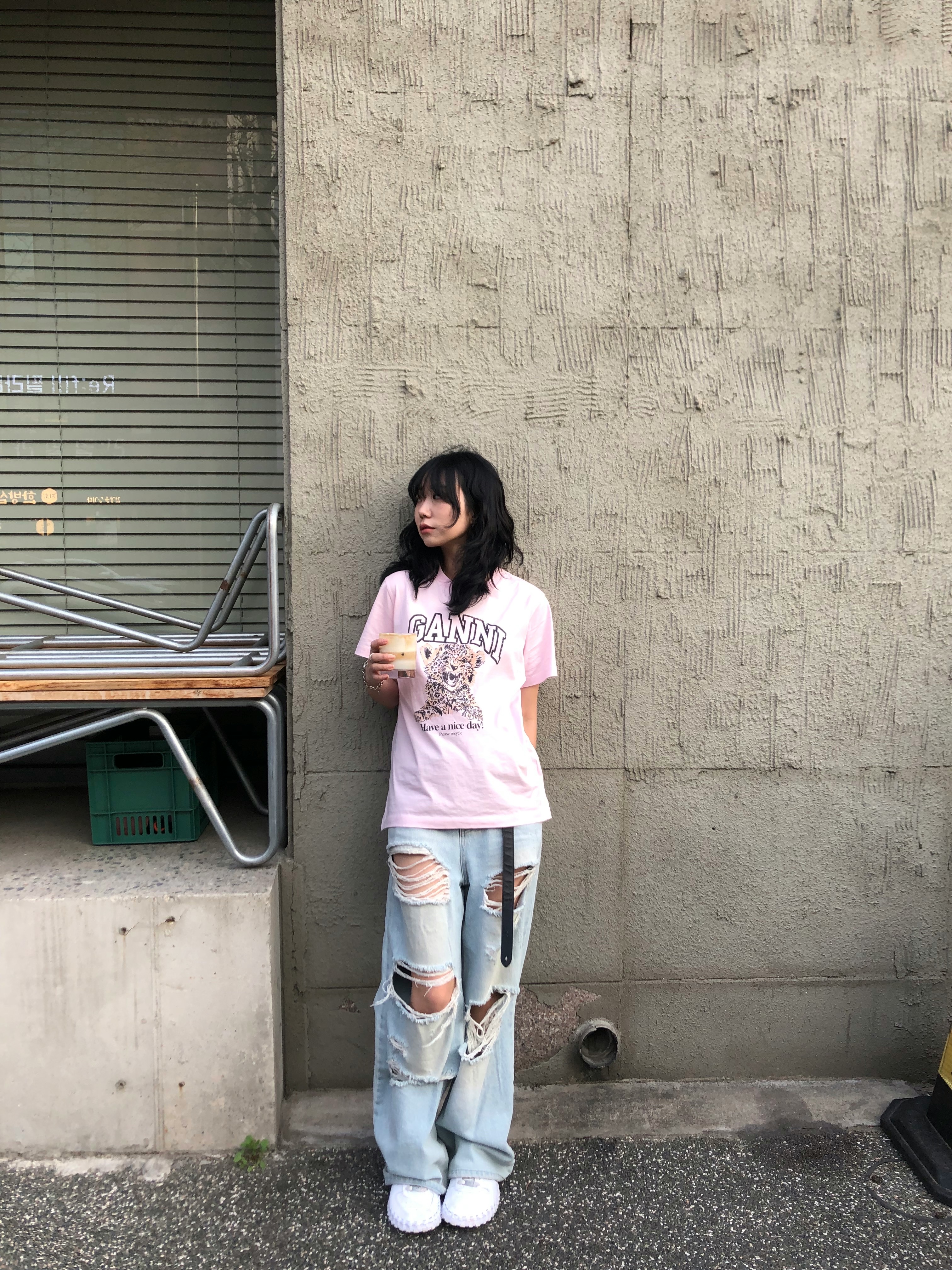 Nike x Jacquemus J Force 1 Low LX SP White, (W) Ganni Leopard Print T-Shirt Pink 착용 스타일 - 2