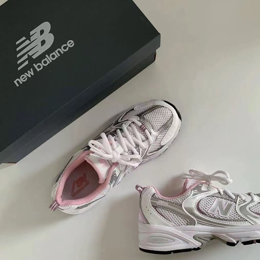 (GS) New Balance 530 White Mid Century Pink 착용 스타일 - 3