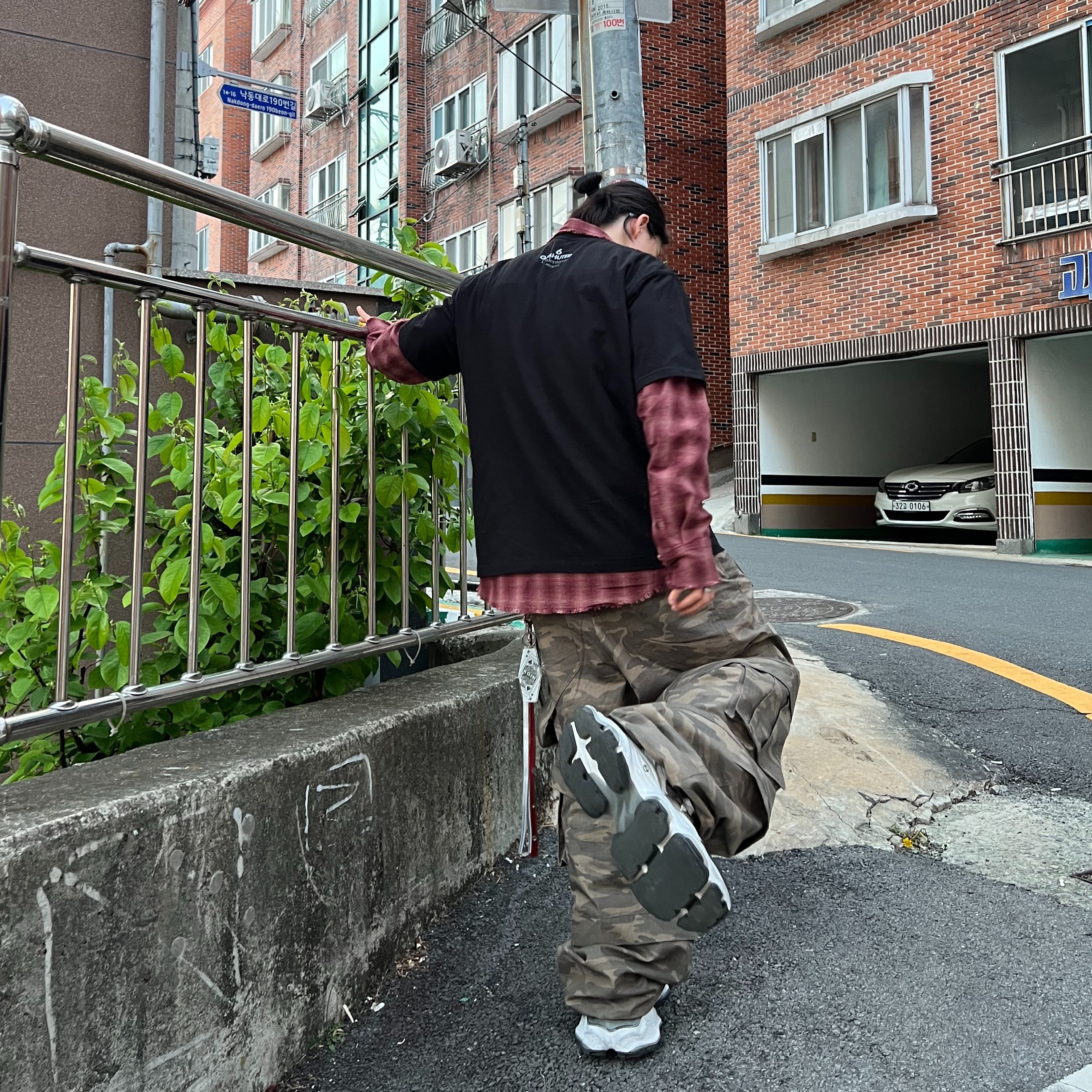 [KREAM Exclusive] Kamien Titan Baggy Pants Kream Camo, Balenciaga Cargo Sneakers White Grey 착용 스타일 - 3