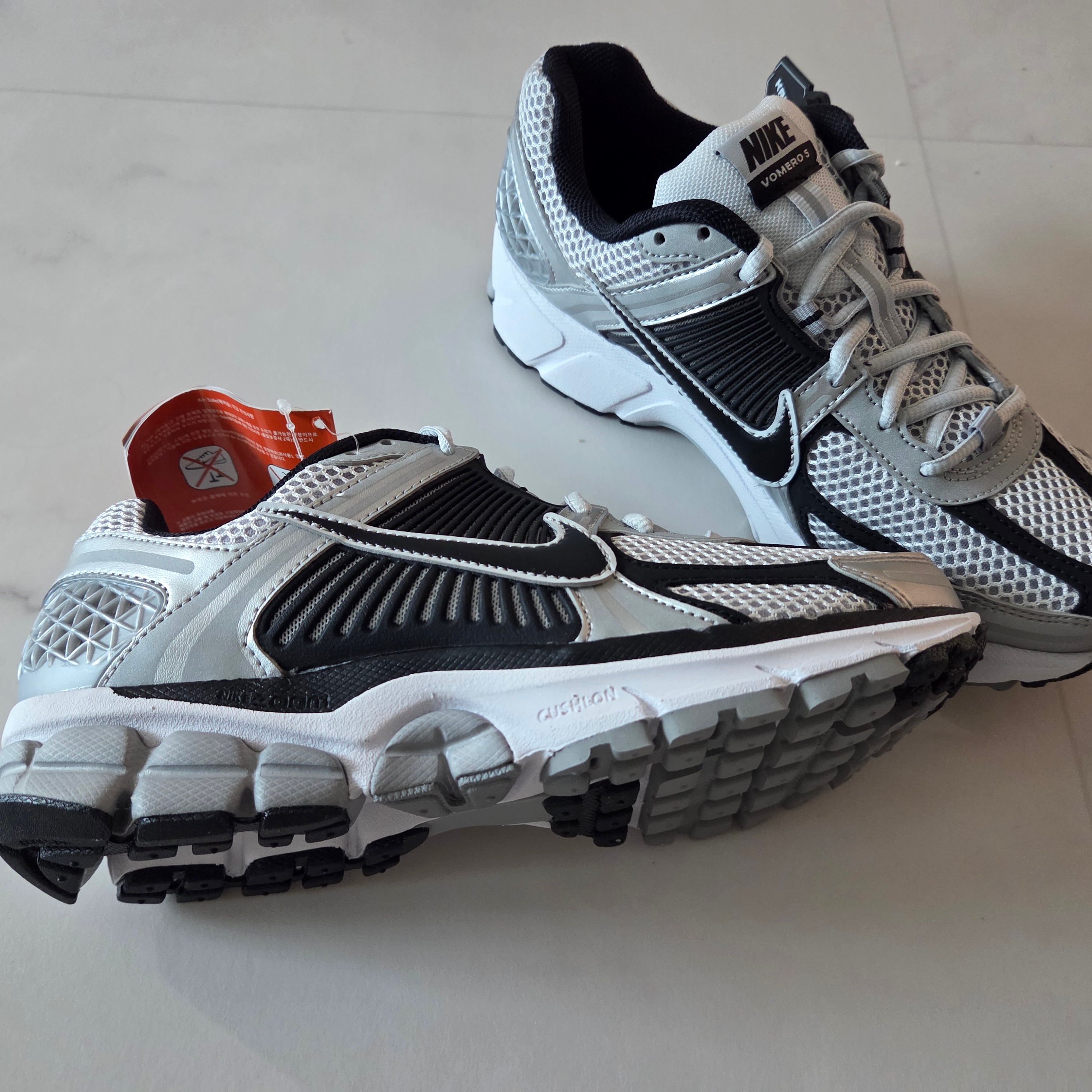 Nike Zoom Vomero 5 Metallic Silver Black 착용 스타일 - 3