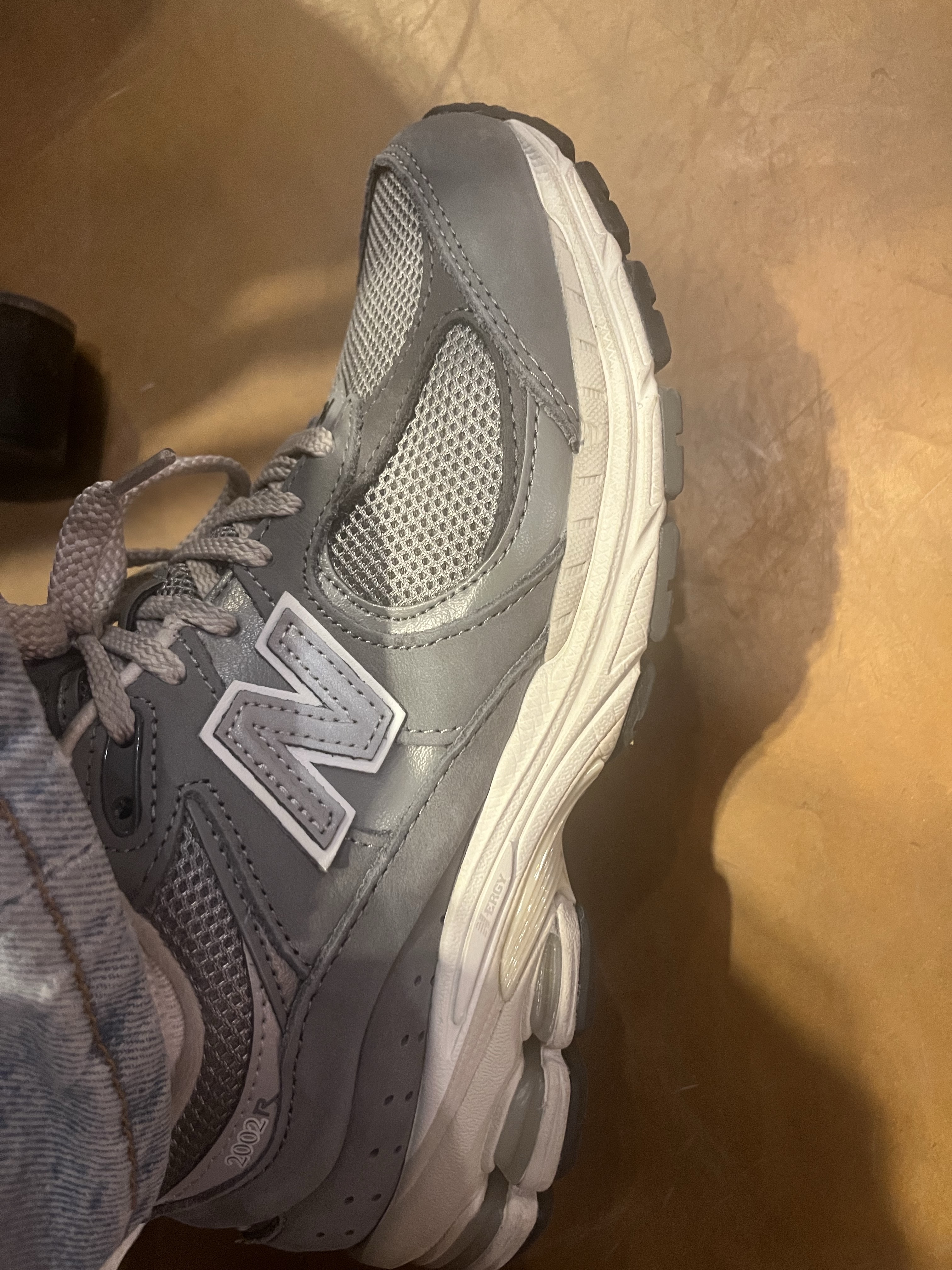 New Balance 2002R Premium Vintage Grey 착용 스타일