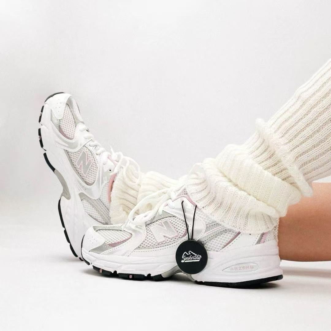 (GS) New Balance 530 White Mid Century Pink 착용 스타일 - 5