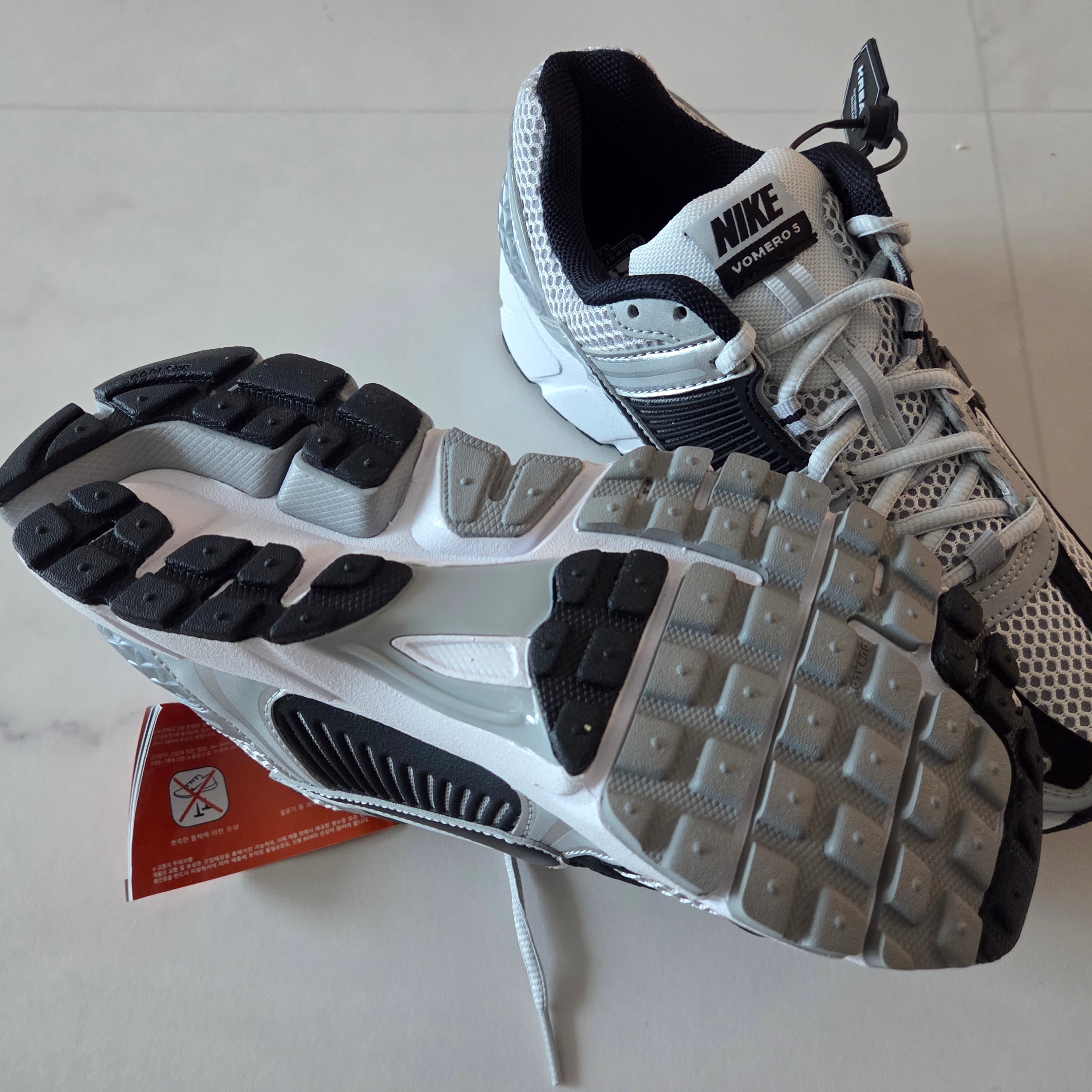 Nike Zoom Vomero 5 Metallic Silver Black 착용 스타일 - 4