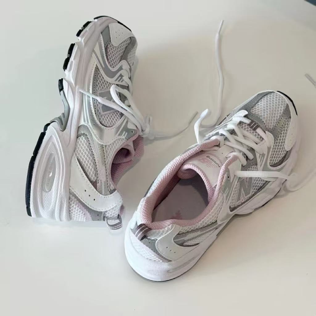 (GS) New Balance 530 White Mid Century Pink 착용 스타일 - 6