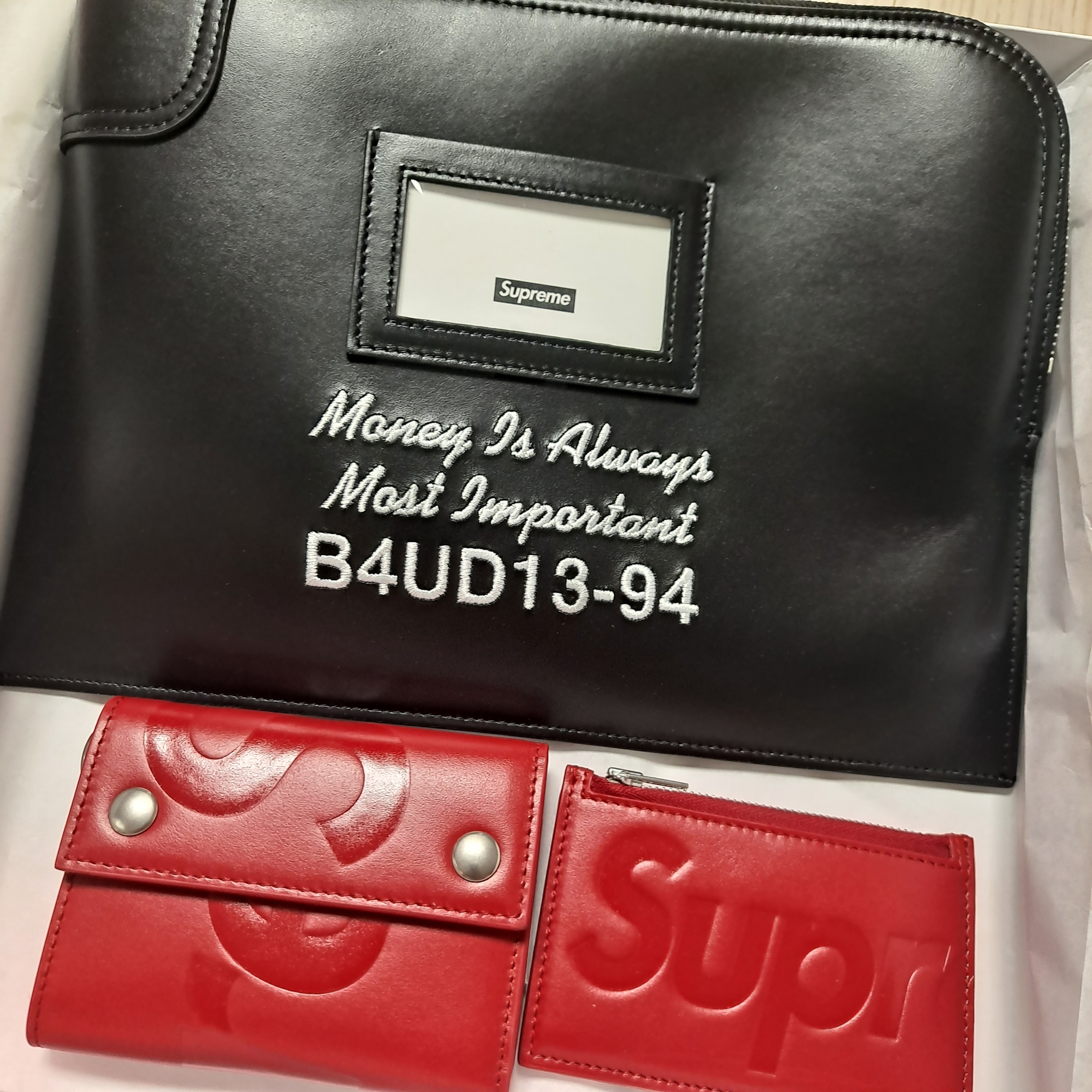 Supreme Leather Money Bag Black 착용 스타일