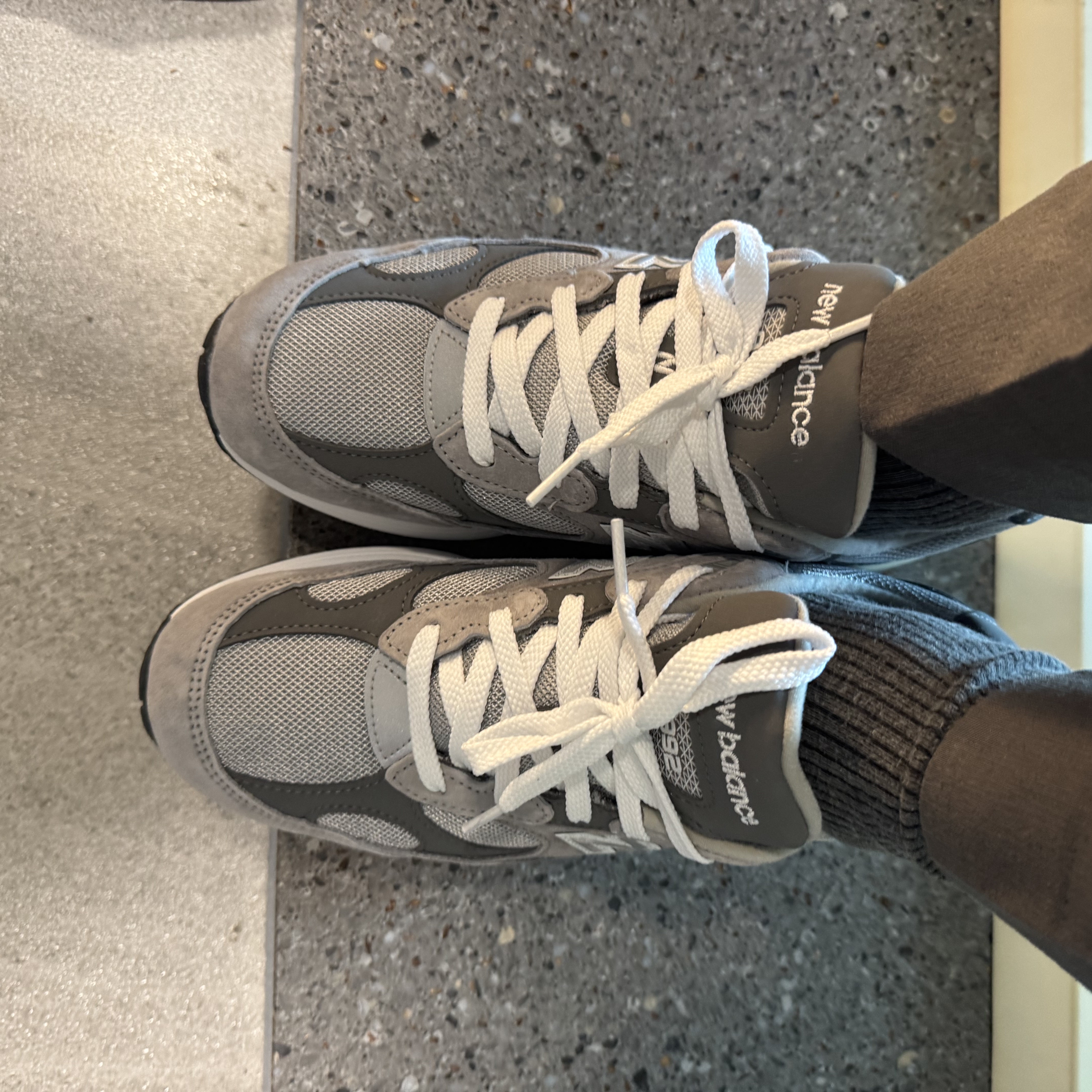 New Balance 992 Made in USA Core Grey Silver Metallic 착용 스타일