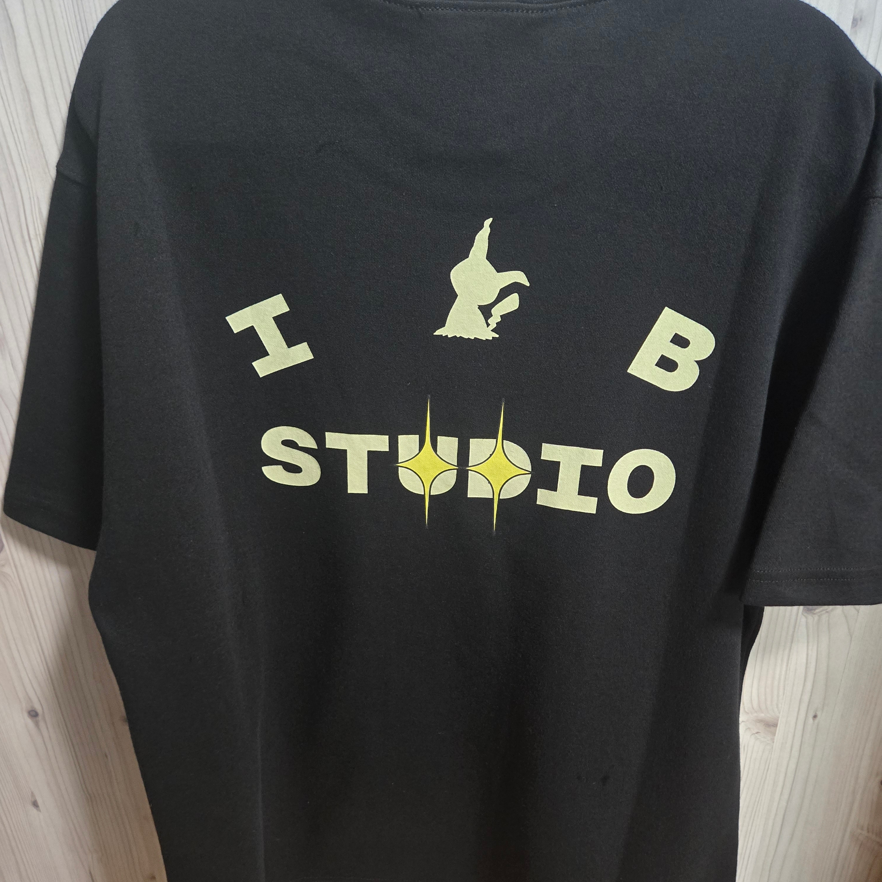 IAB Studio x Pokemon Mimikyu T-Shirt Black Yellow 착용 스타일 - 2