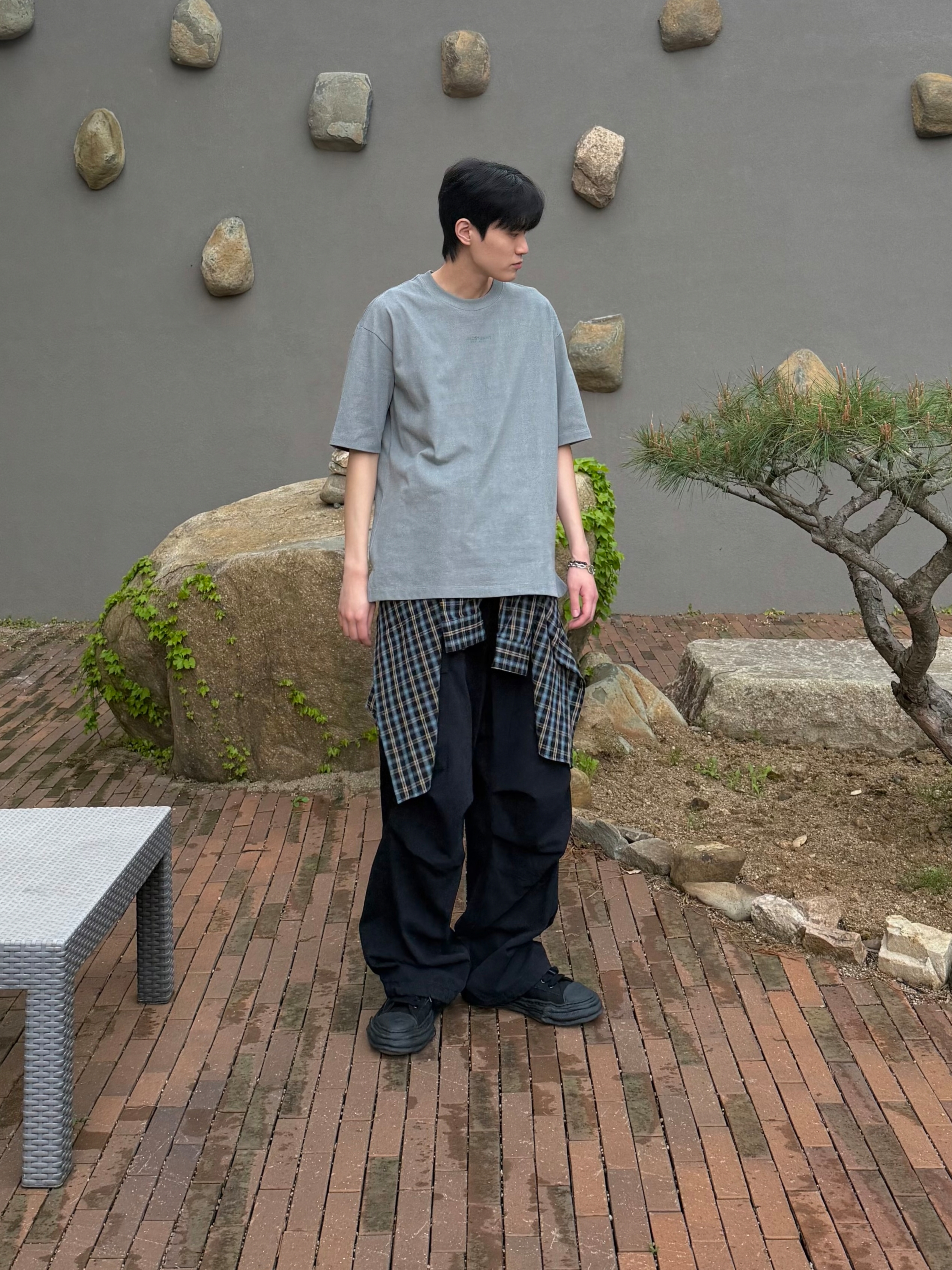 Maison Mihara Yasuhiro Peterson OG Sole Canvas Low Sneakers Black Black, Maison Mihara Yasuhiro Peterson23 OG Sole Dyed Canvas Low-top Sneakers Black Black 착용 스타일 - 3