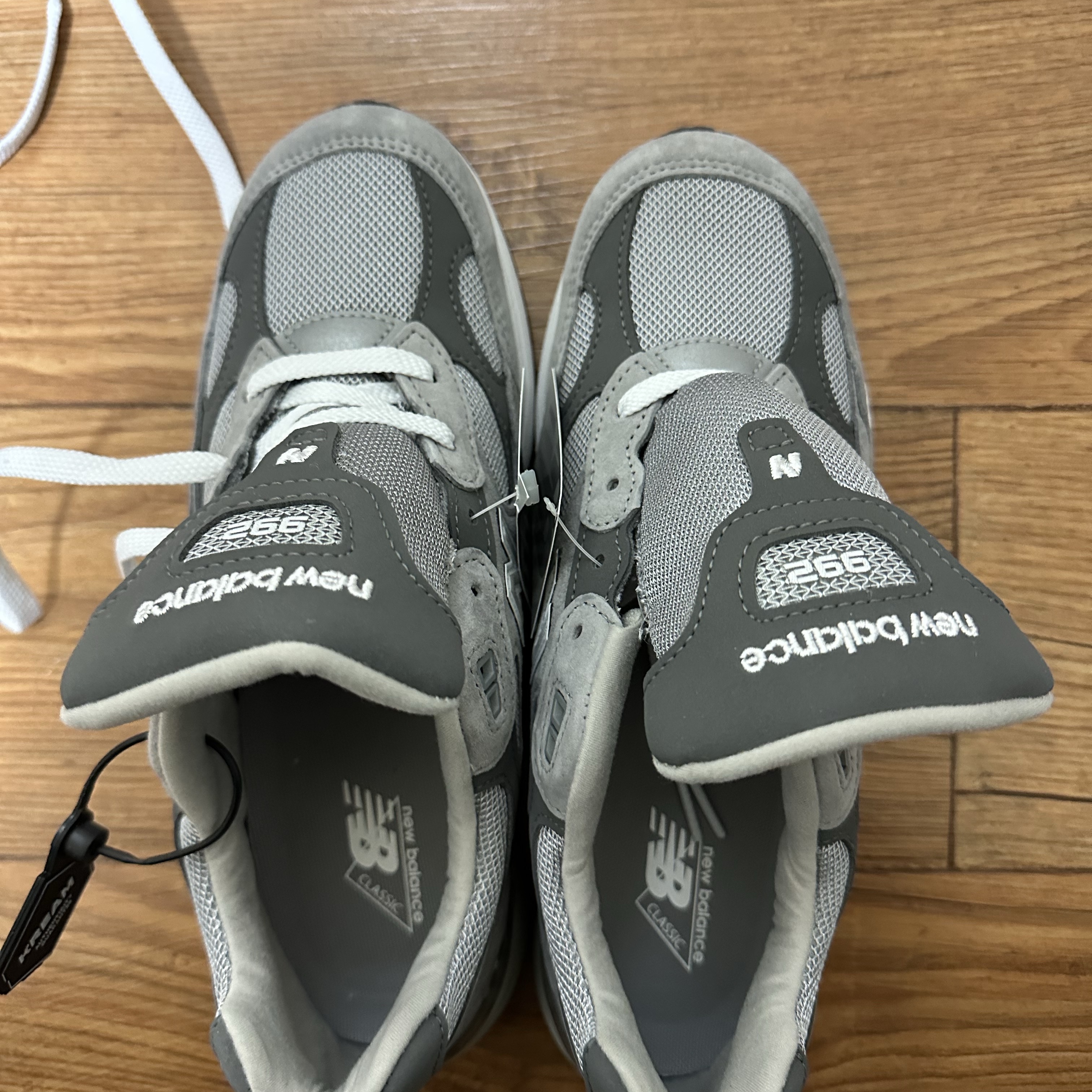 New Balance 992 Made in USA Core Grey Silver Metallic 착용 스타일 - 2