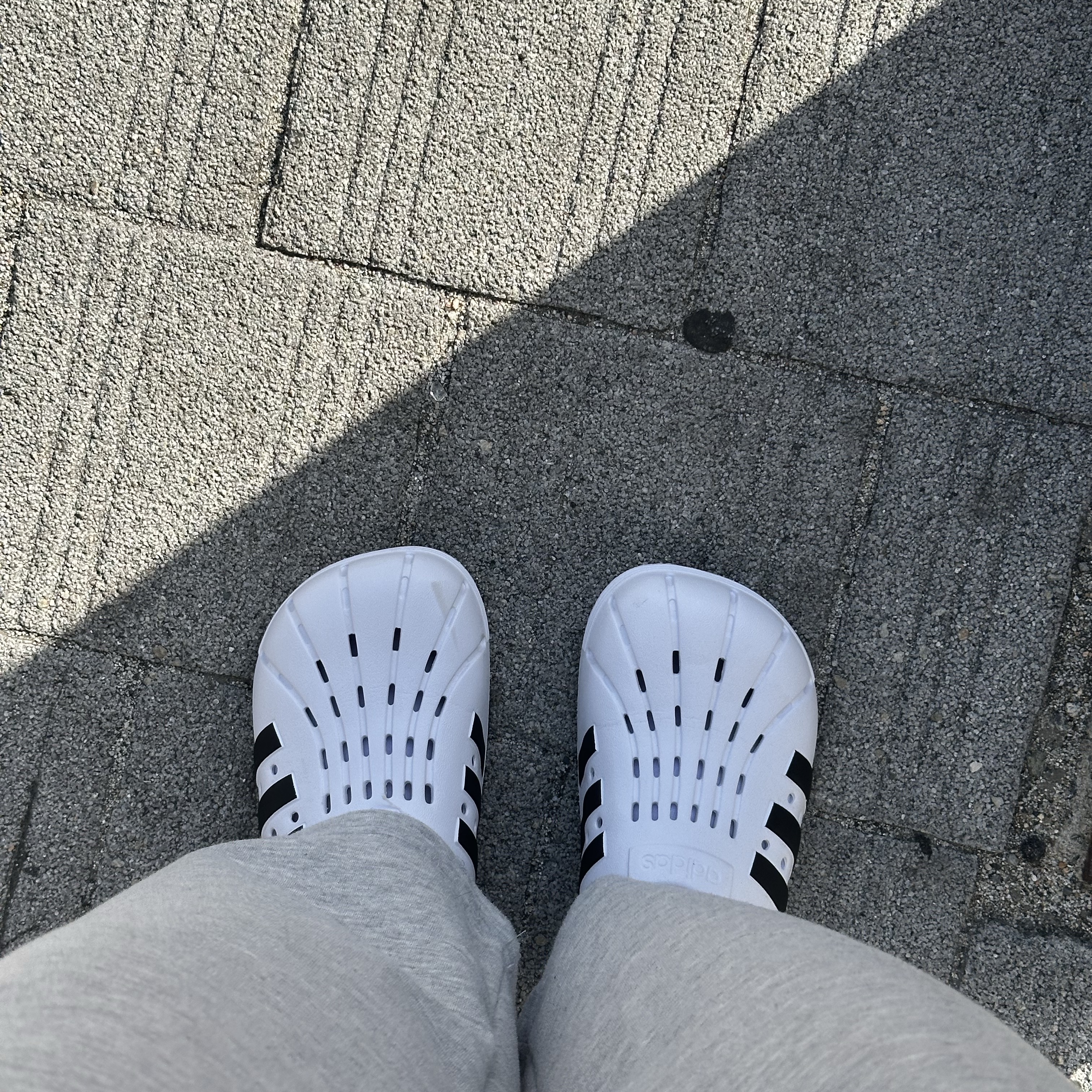 Adidas Adilette Clog White Black 착용 스타일