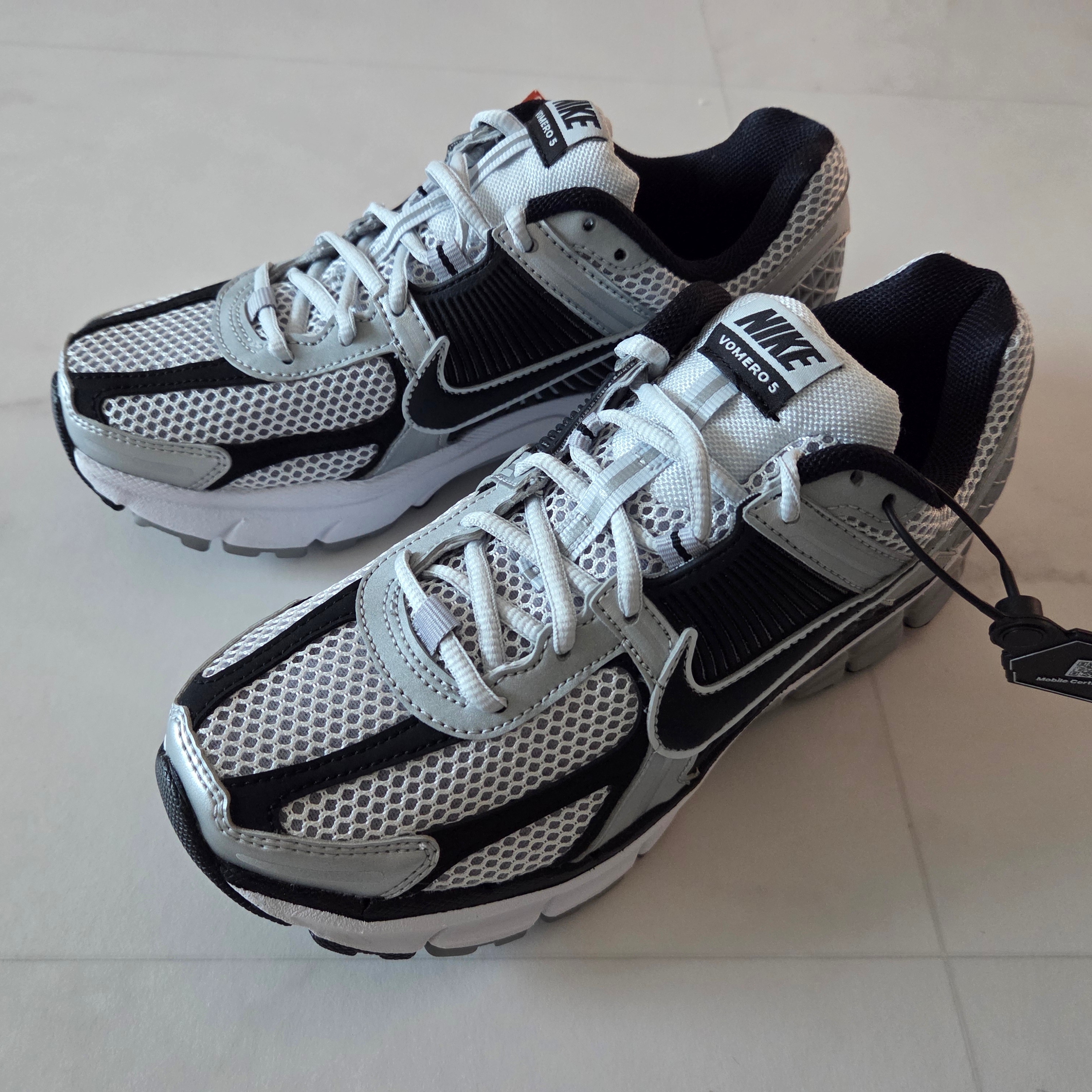 Nike Zoom Vomero 5 Metallic Silver Black 착용 스타일 - 5