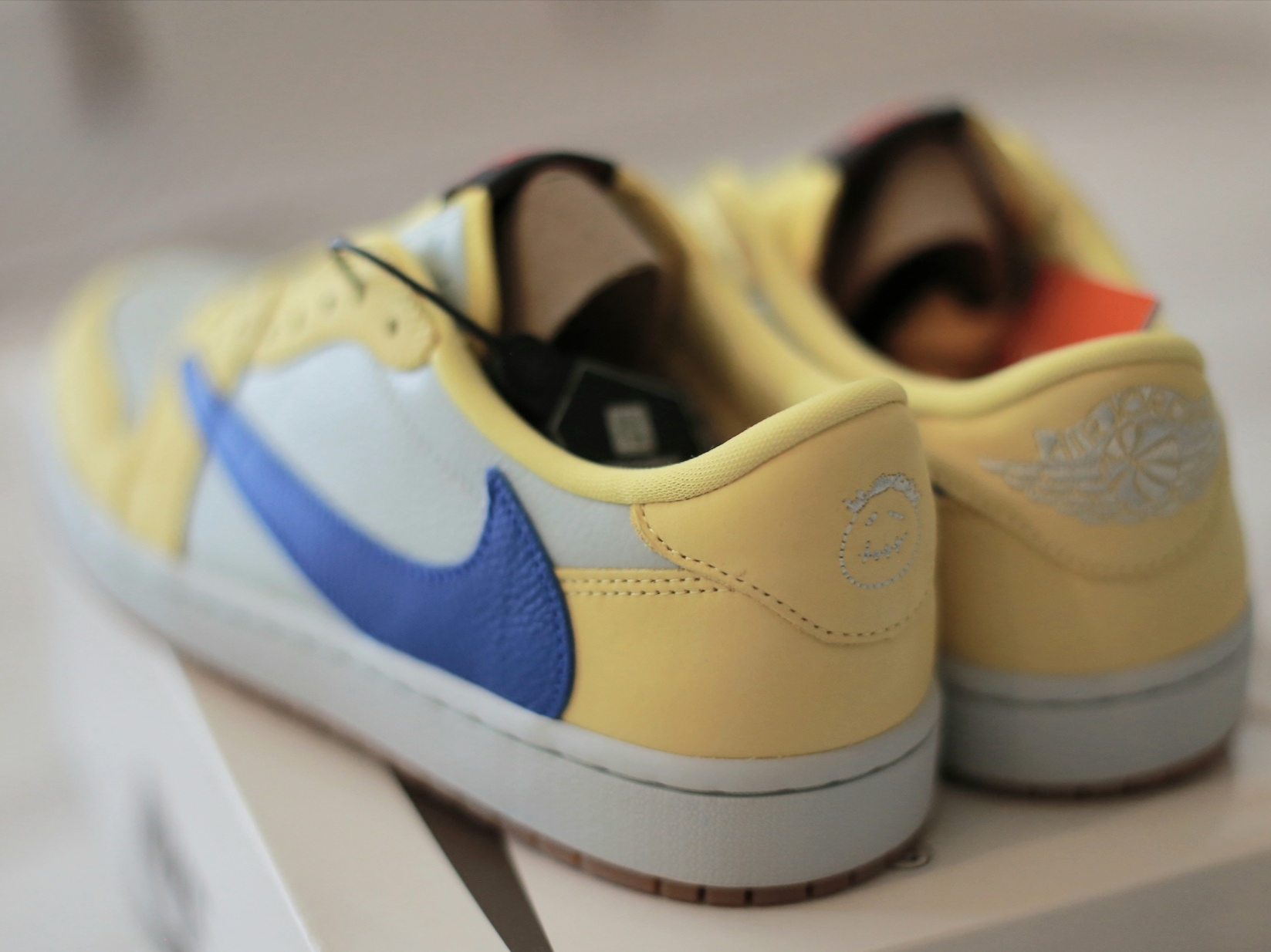 (W) Jordan 1 x Travis Scott Retro Low OG SP Canary 착용 스타일 - 3