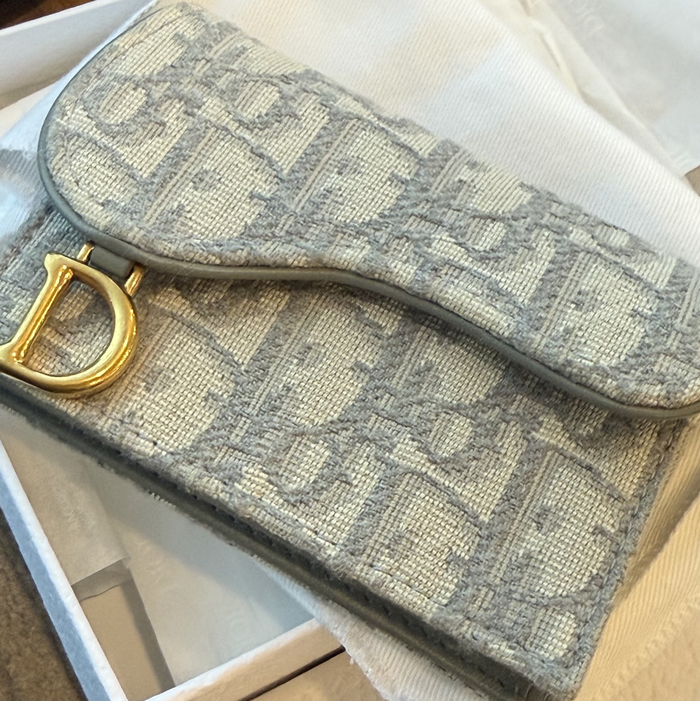 Dior Saddle Flap Card Holder Grey Dior Oblique Jacquard 착용 스타일 - 2
