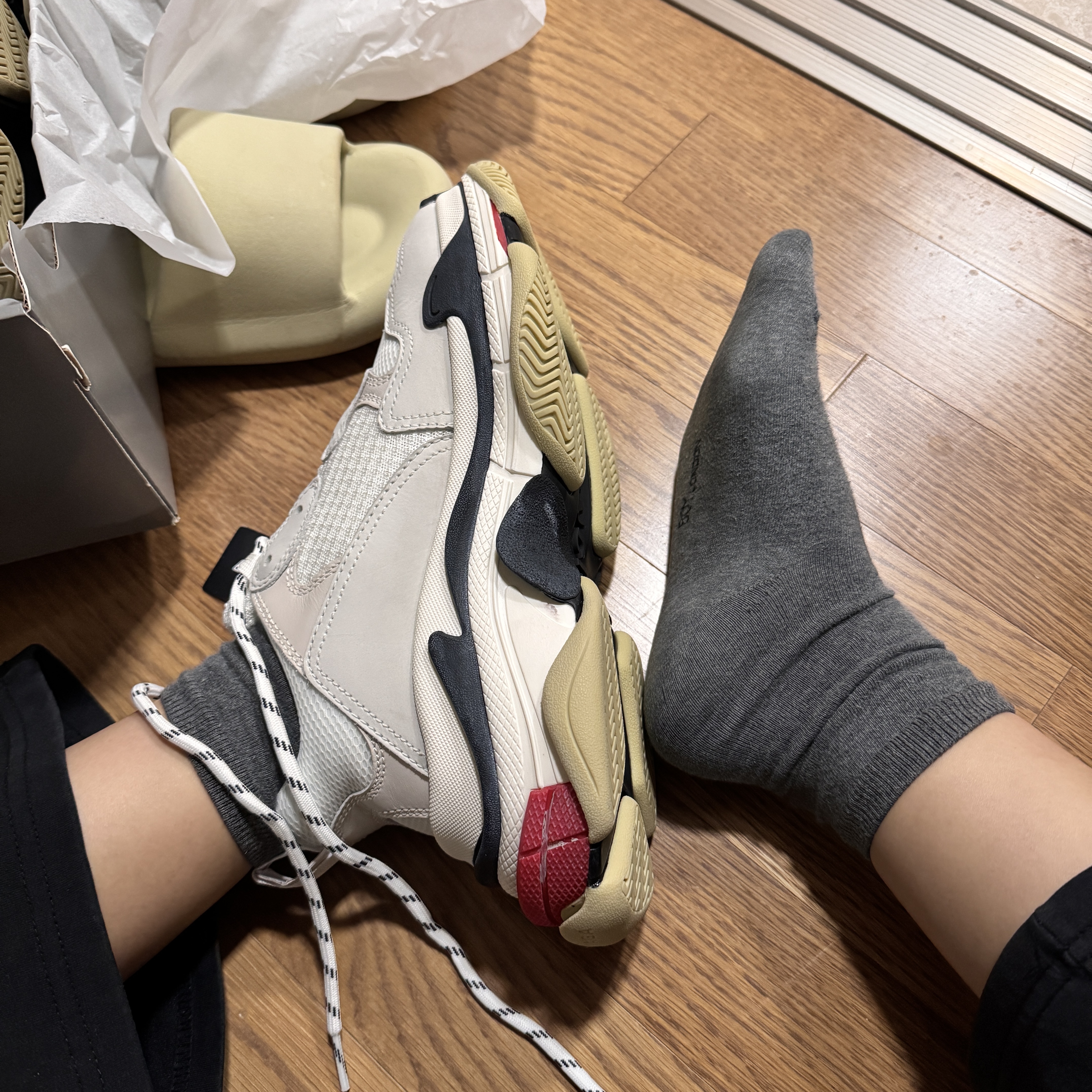 (W) Balenciaga Triple S White Black Red 2019 착용 스타일 - 2
