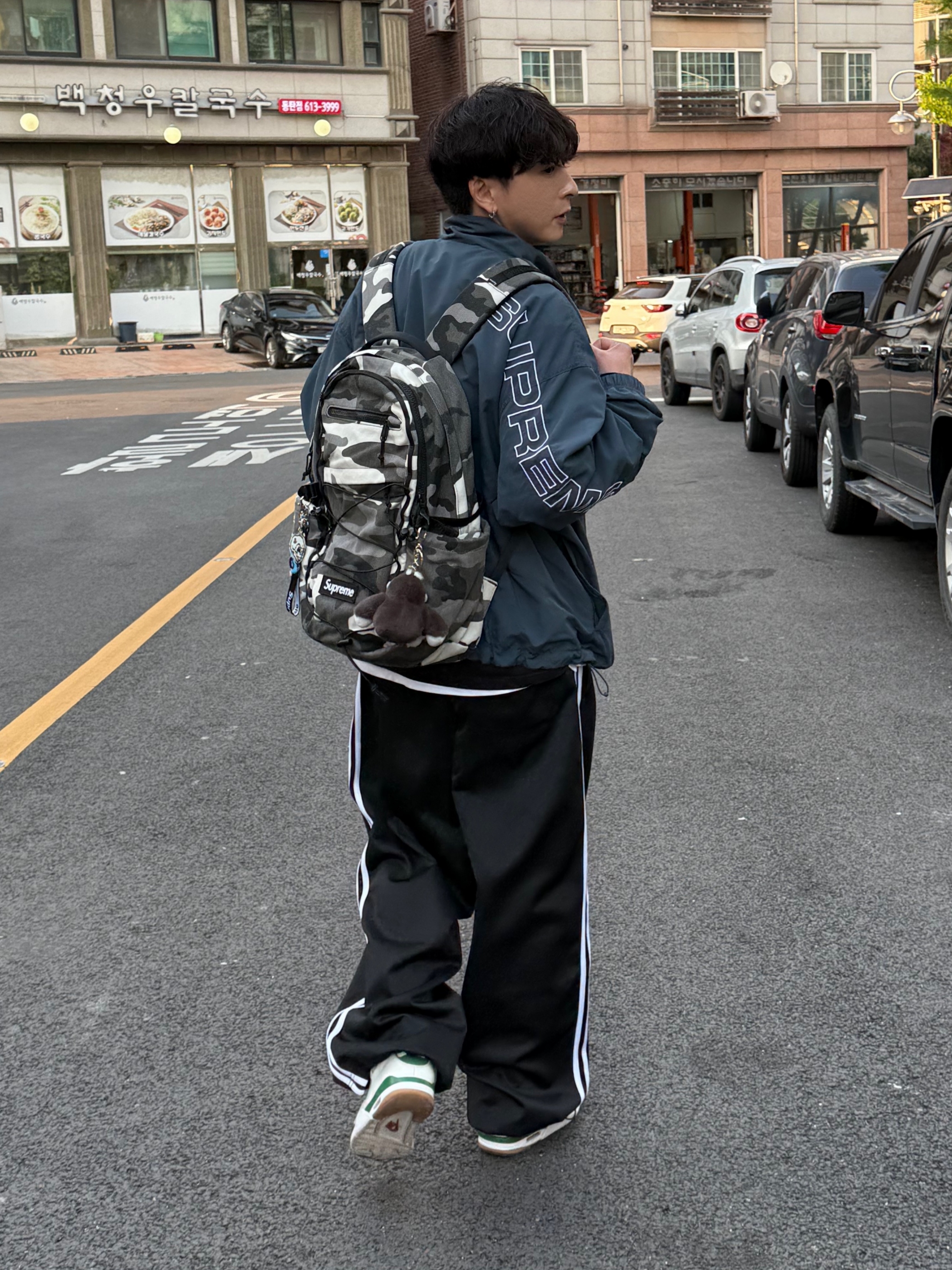 Supreme Backpack Snow Camo - 25SS, Supreme Spellout Embroidered Track Jacket Dark Blue - 23FW 착용 스타일