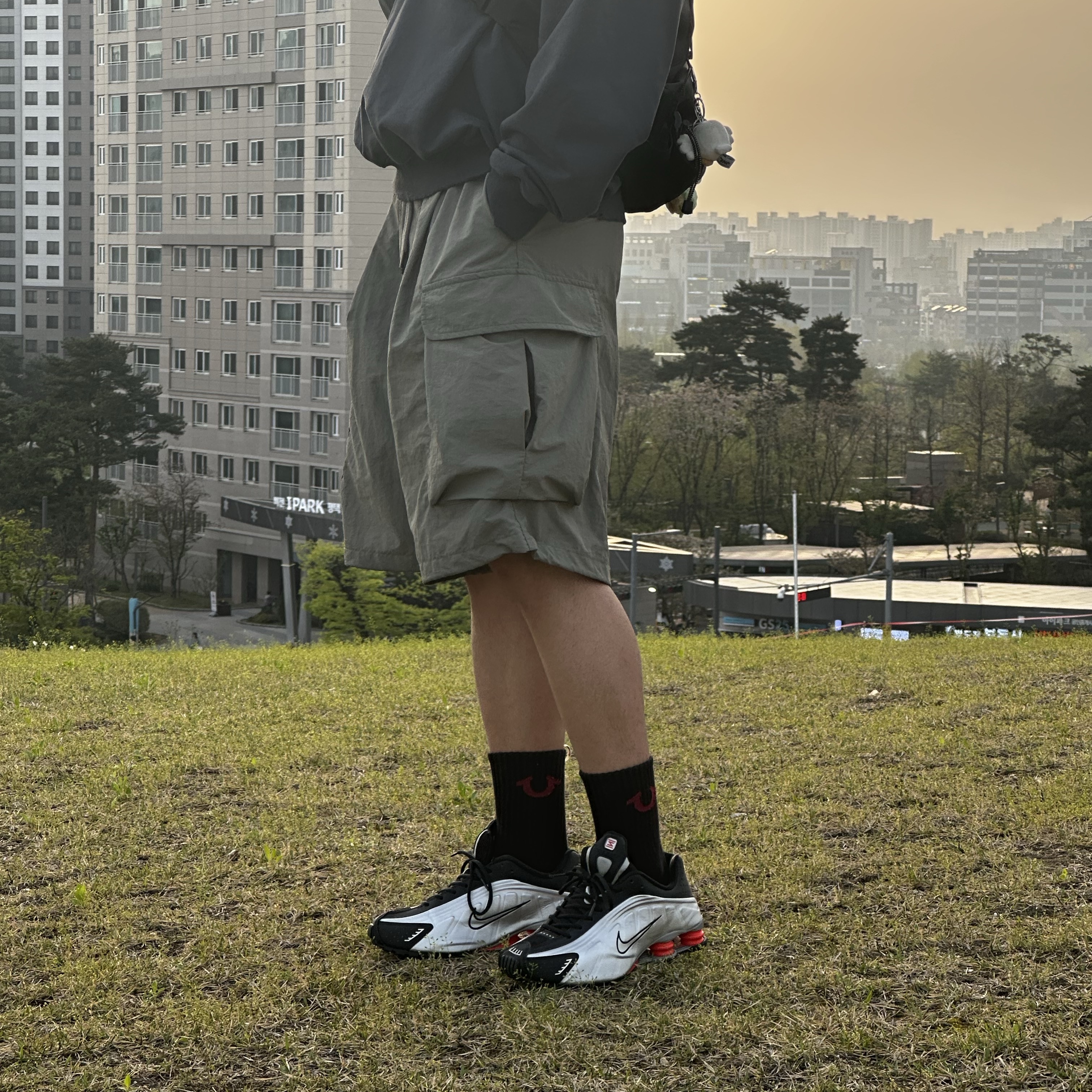 Nike Shox R4 Black and Metallic Silver, True Religion TR Symbol Socks 1Pcs Black 착용 스타일 - 2