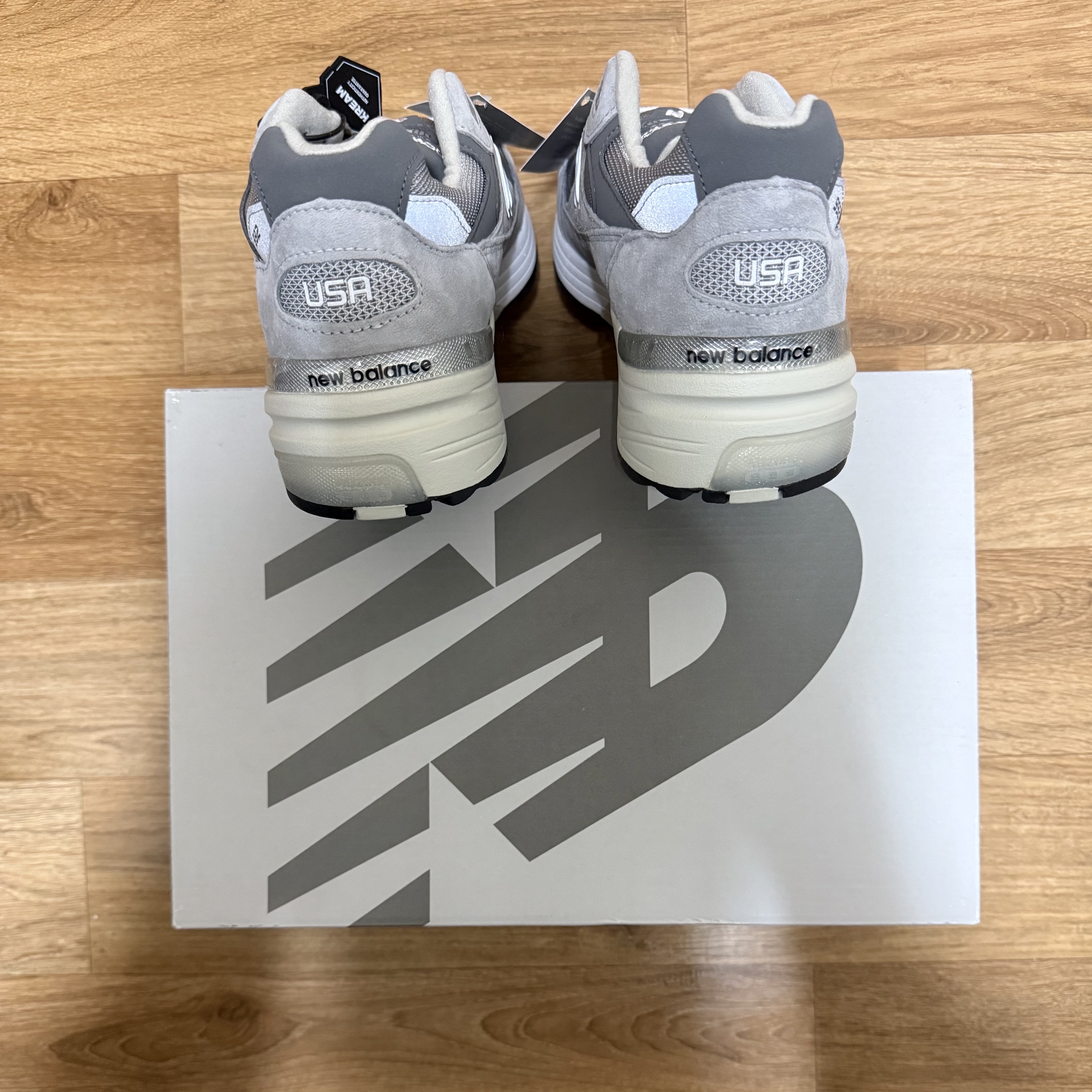 New Balance 992 Made in USA Core Grey Silver Metallic 착용 스타일 - 4
