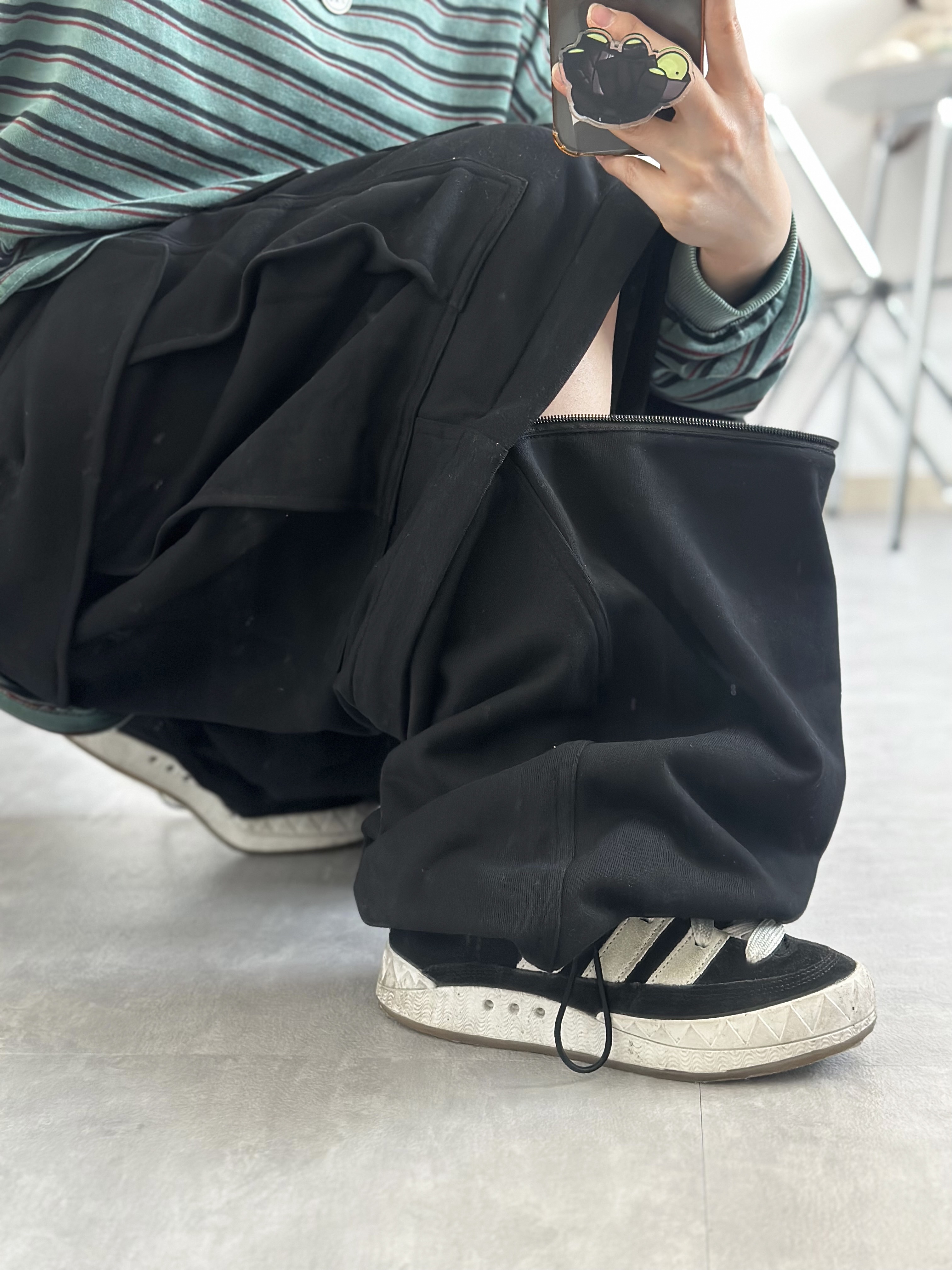 Adidas Adimatic Core Black, Carhartt Canvas Cap Black 착용 스타일 - 5