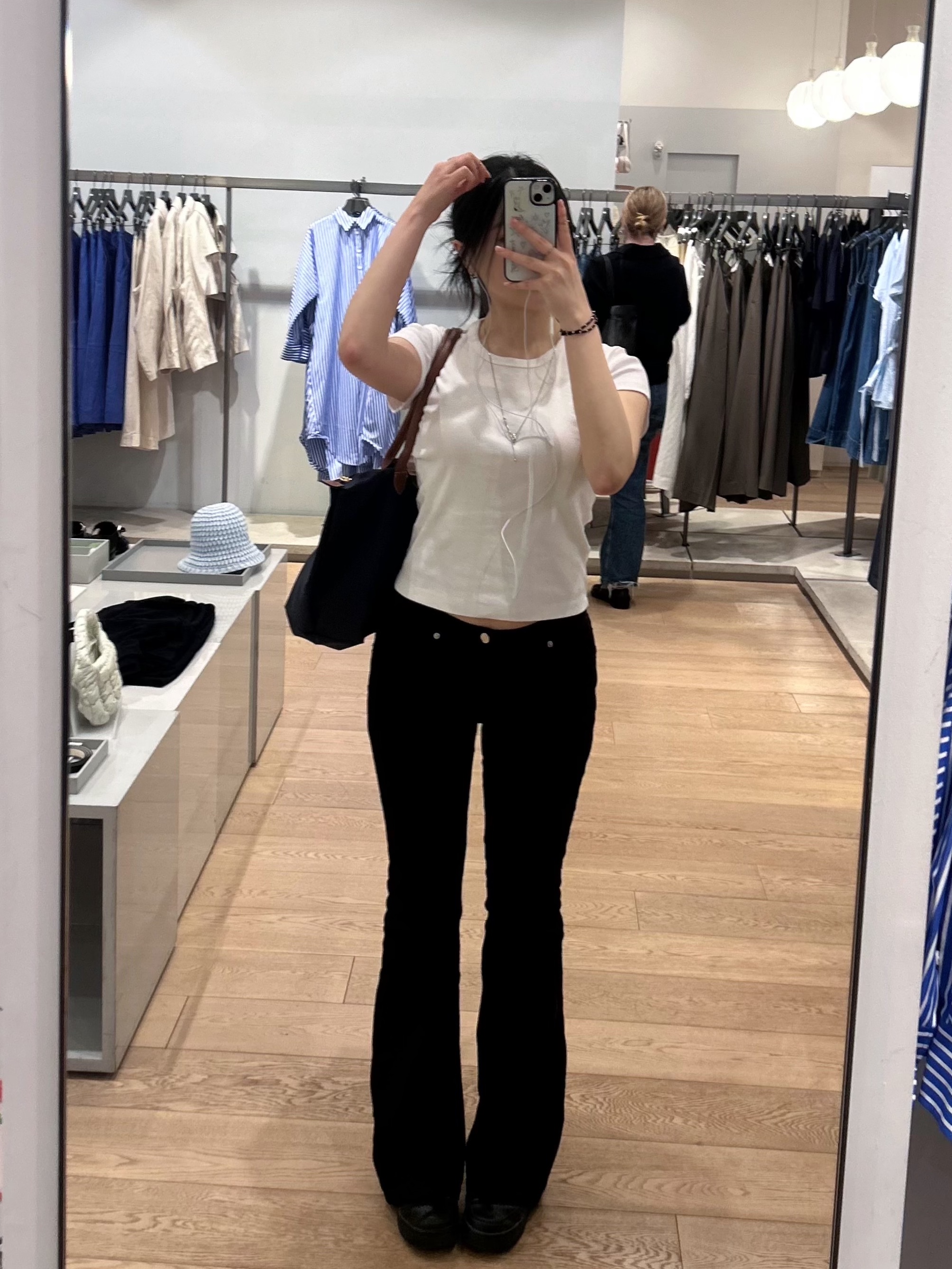 (W) Nike Air Force 1 '07 Low Triple Black, Longchamp Le Pliage Original Tote Bag M Navy 착용 스타일 - 1