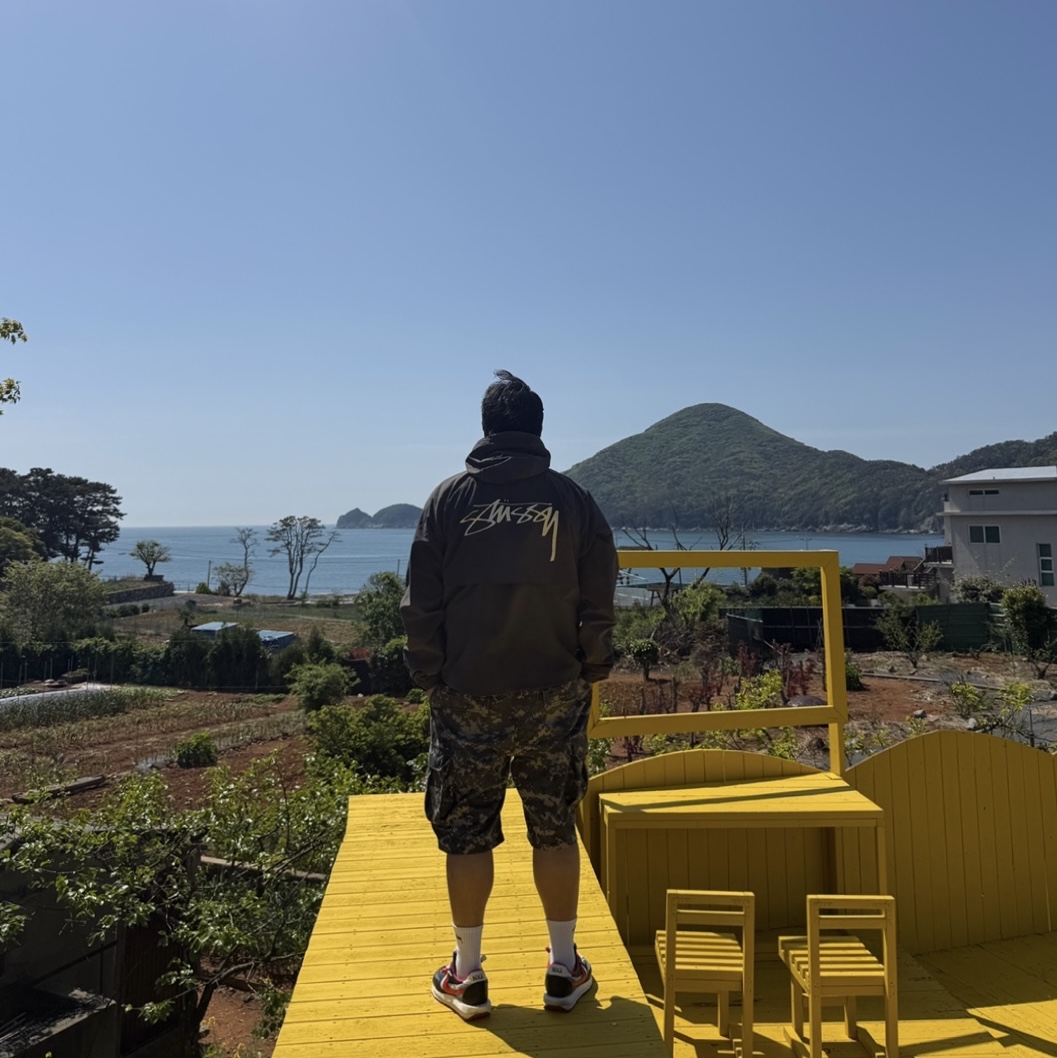 Nike x Sacai x Undercover LDWaffle Midnight Spruce University Red, Stussy Wave Dye Beach Shell Jacket Black 착용 스타일 - 3