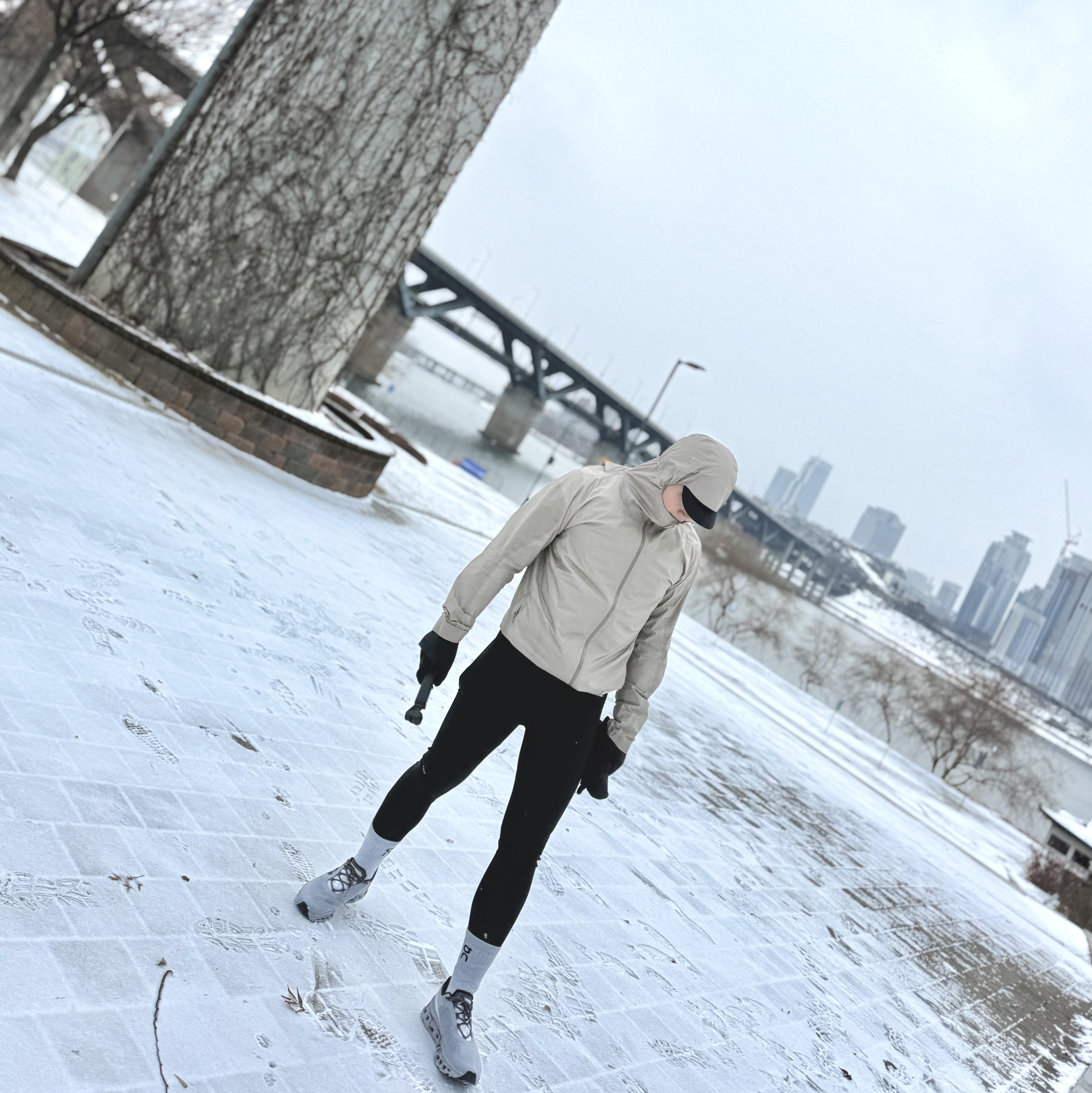 Satisfy Pertex 3L Fly Rain Jacket Moon, Asics Superblast 2 White Cool Grey 착용 스타일 - 3