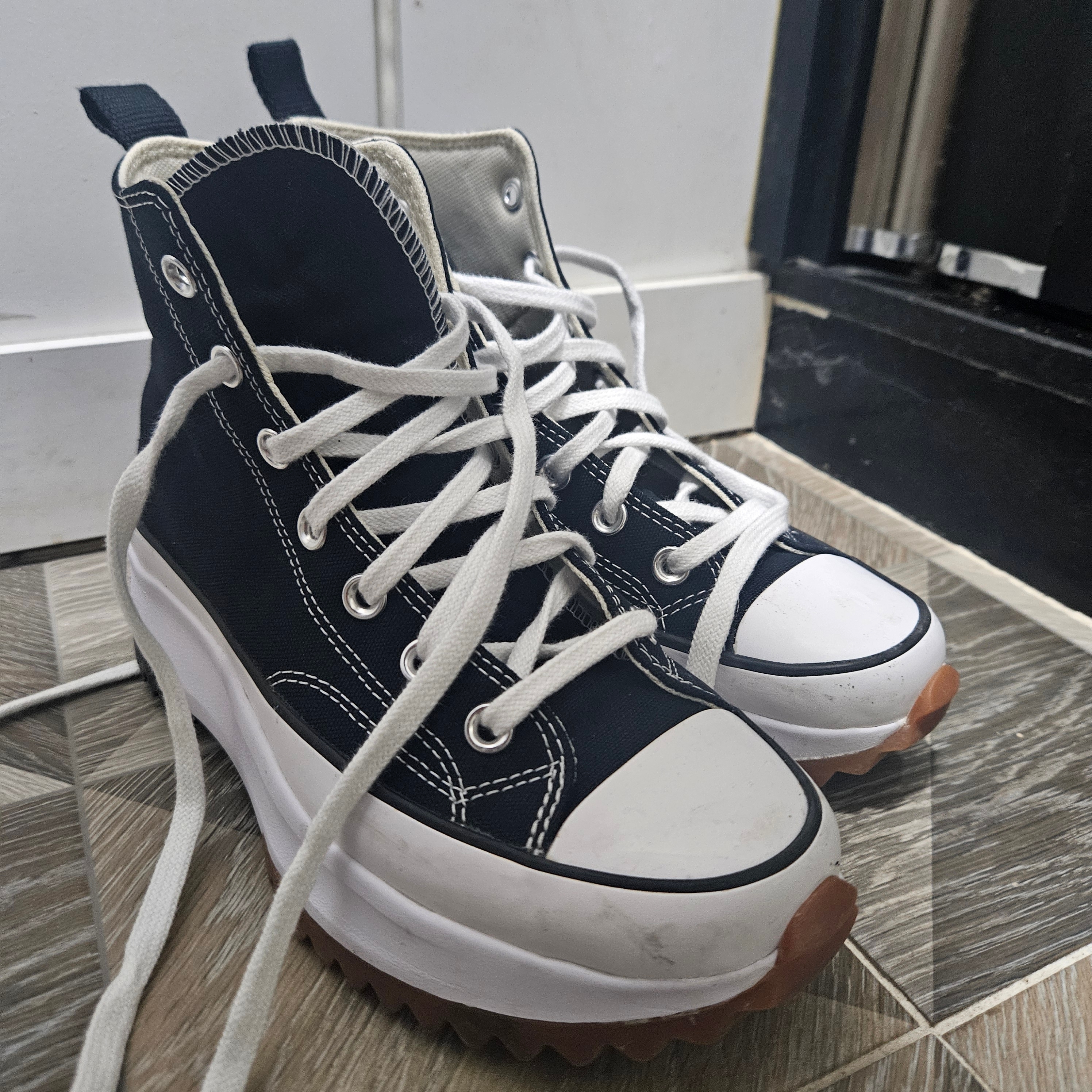 Converse Run Star Hike Hi Black White Gum 착용 스타일