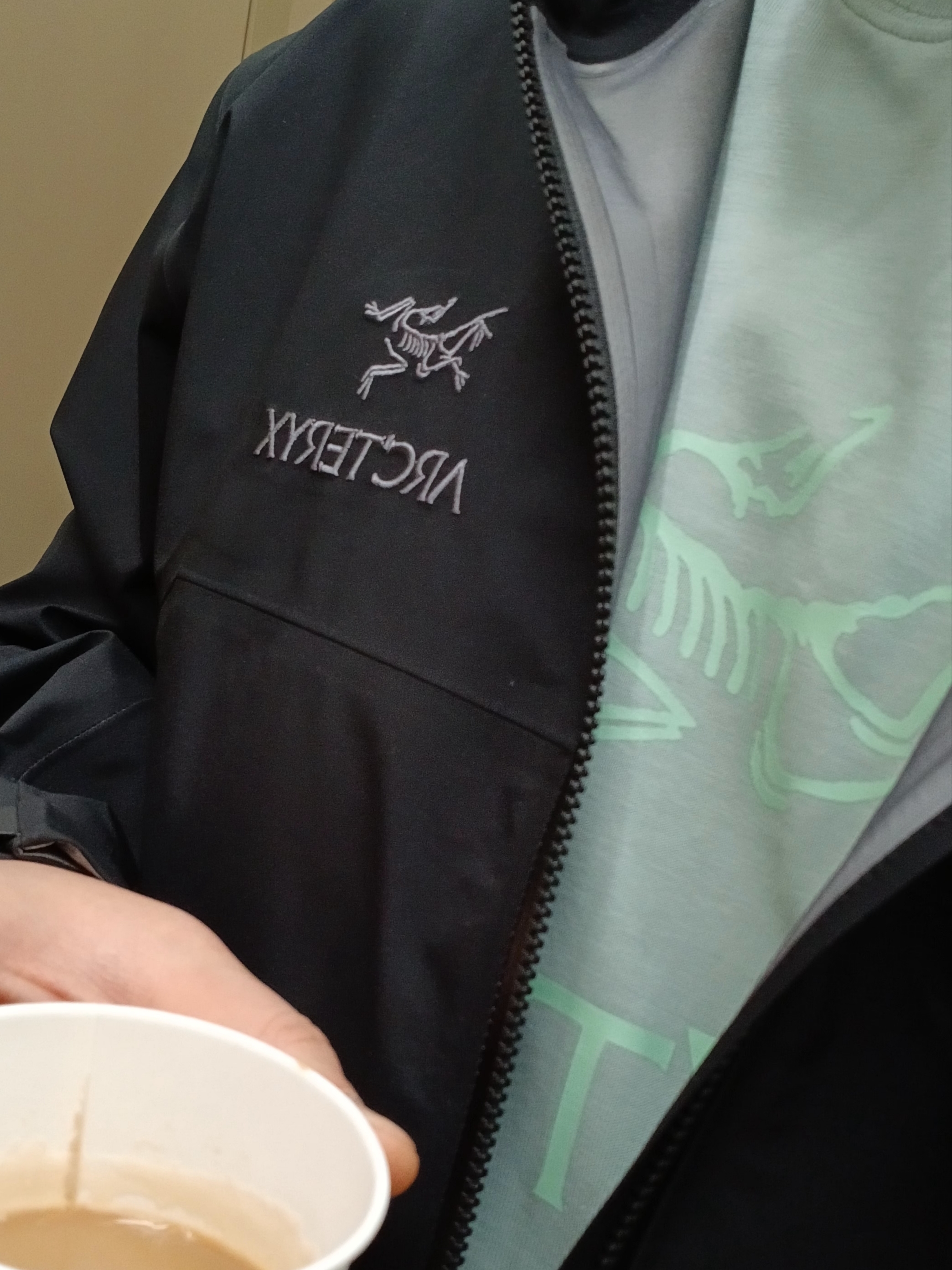 Arc'teryx Beta Jacket Black, Arc'teryx Arc'word Logo SS T-Shirt Stone Green 착용 스타일 - 1