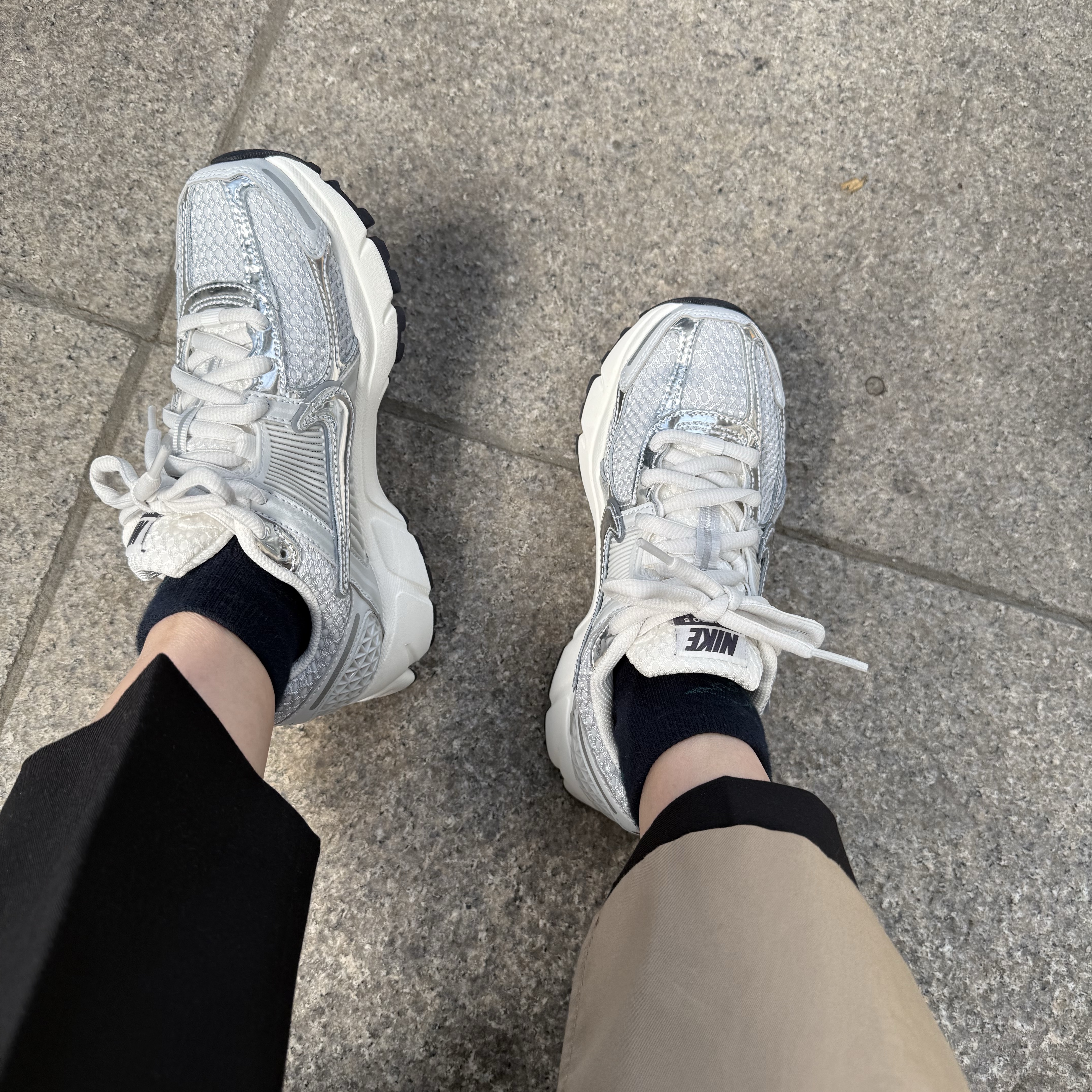 (W) Nike Zoom Vomero 5 Photon Dust and Metallic Silver 착용 스타일