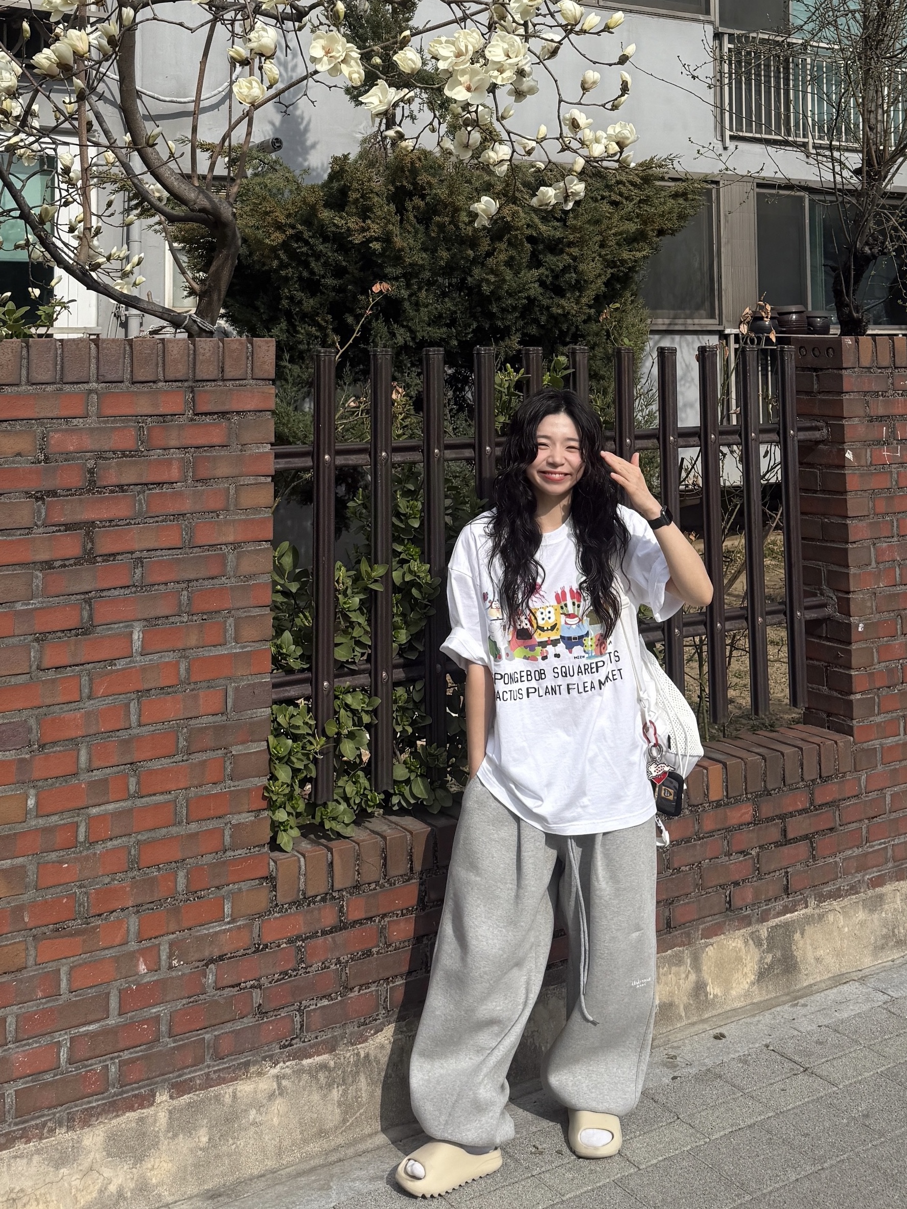 Adidas Yeezy Slide Bone 2022/2023, Human Made Military Card Case Black 착용 스타일 - 1