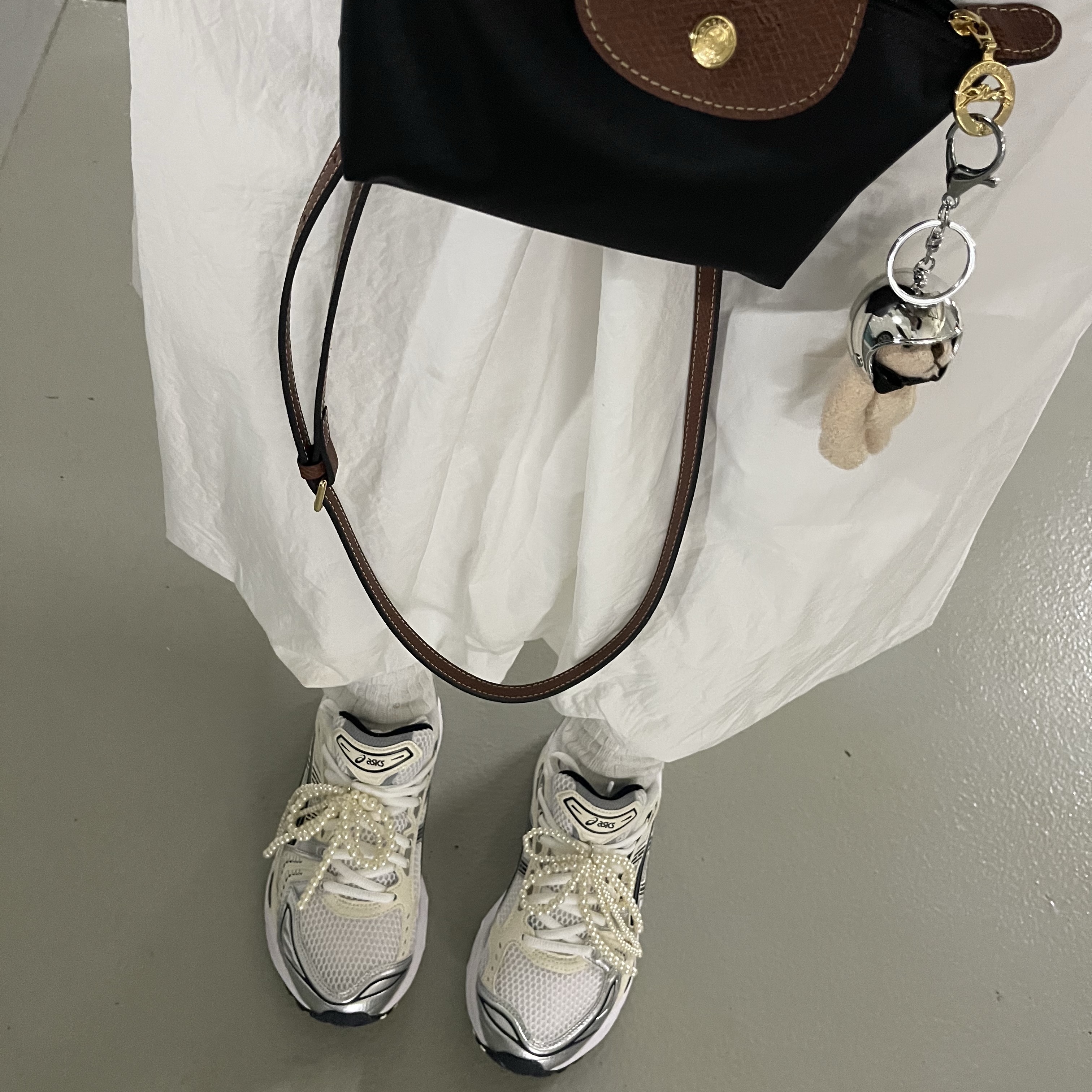 (W) Asics Gel-Kayano 14 White Midnight, Longchamp Le Pliage Original Handle Pouch Black 착용 스타일 - 1