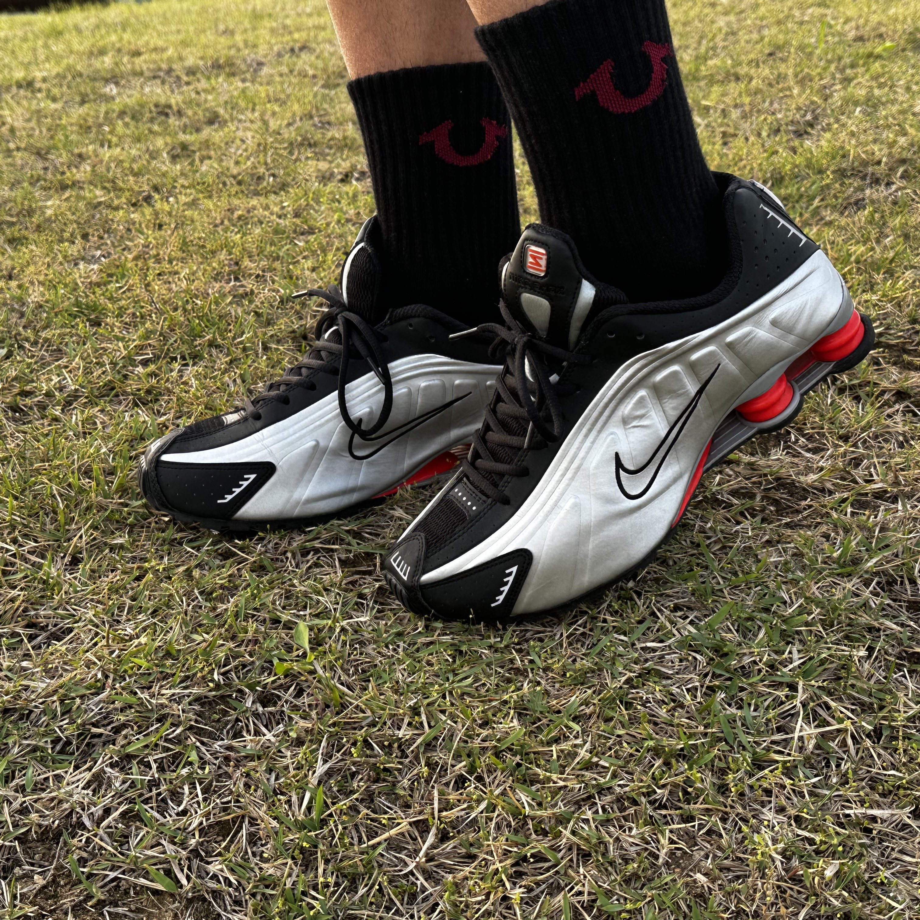 Nike Shox R4 Black and Metallic Silver, True Religion TR Symbol Socks 1Pcs Black 착용 스타일 - 3