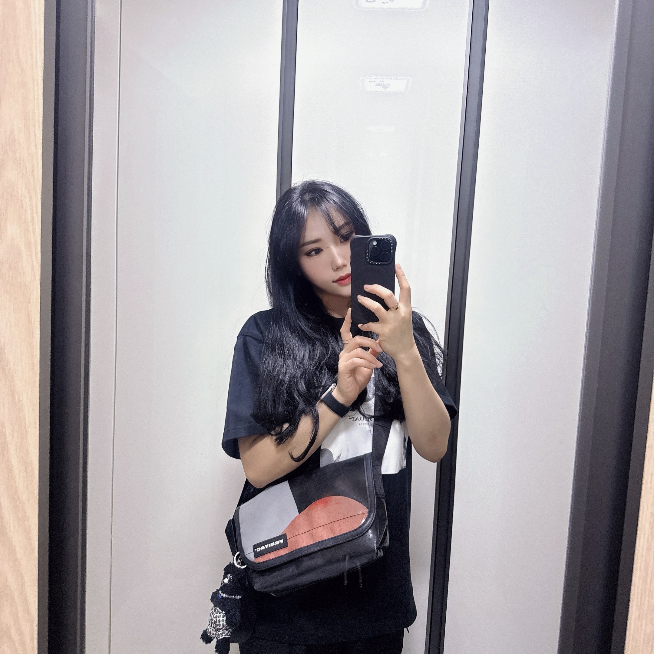 Supreme x Jordan Biggie S/S Top Black - 24FW, Monamhee x 10 Corso Como Bianco Keyring Black 착용 스타일 - 1