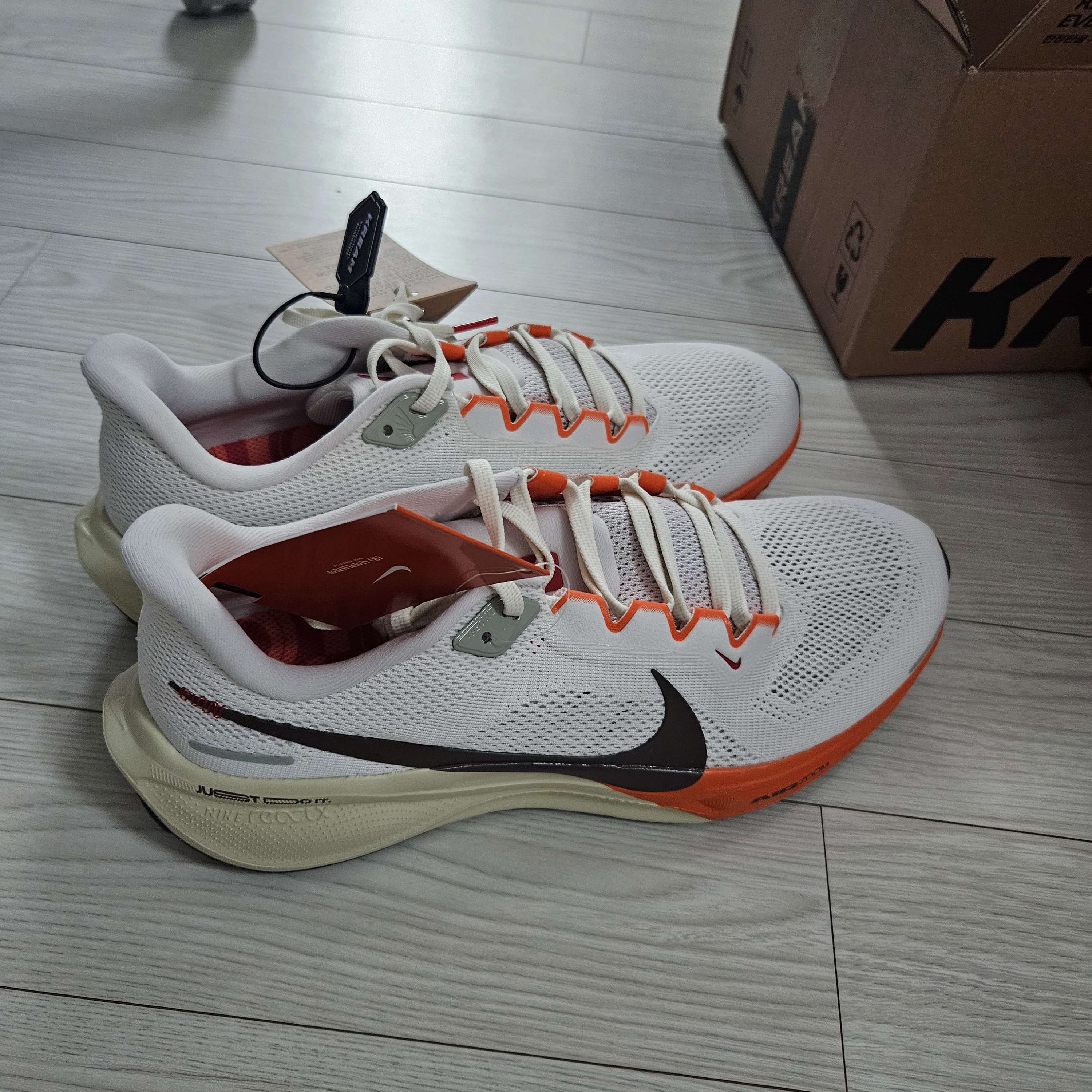 Nike Air Zoom Pegasus 41 Sail Light Khaki 착용 스타일 - 2