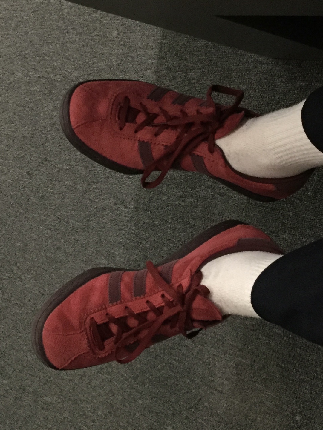 Adidas Tobacco Gruen Collegiate Burgundy 착용 스타일 - 3
