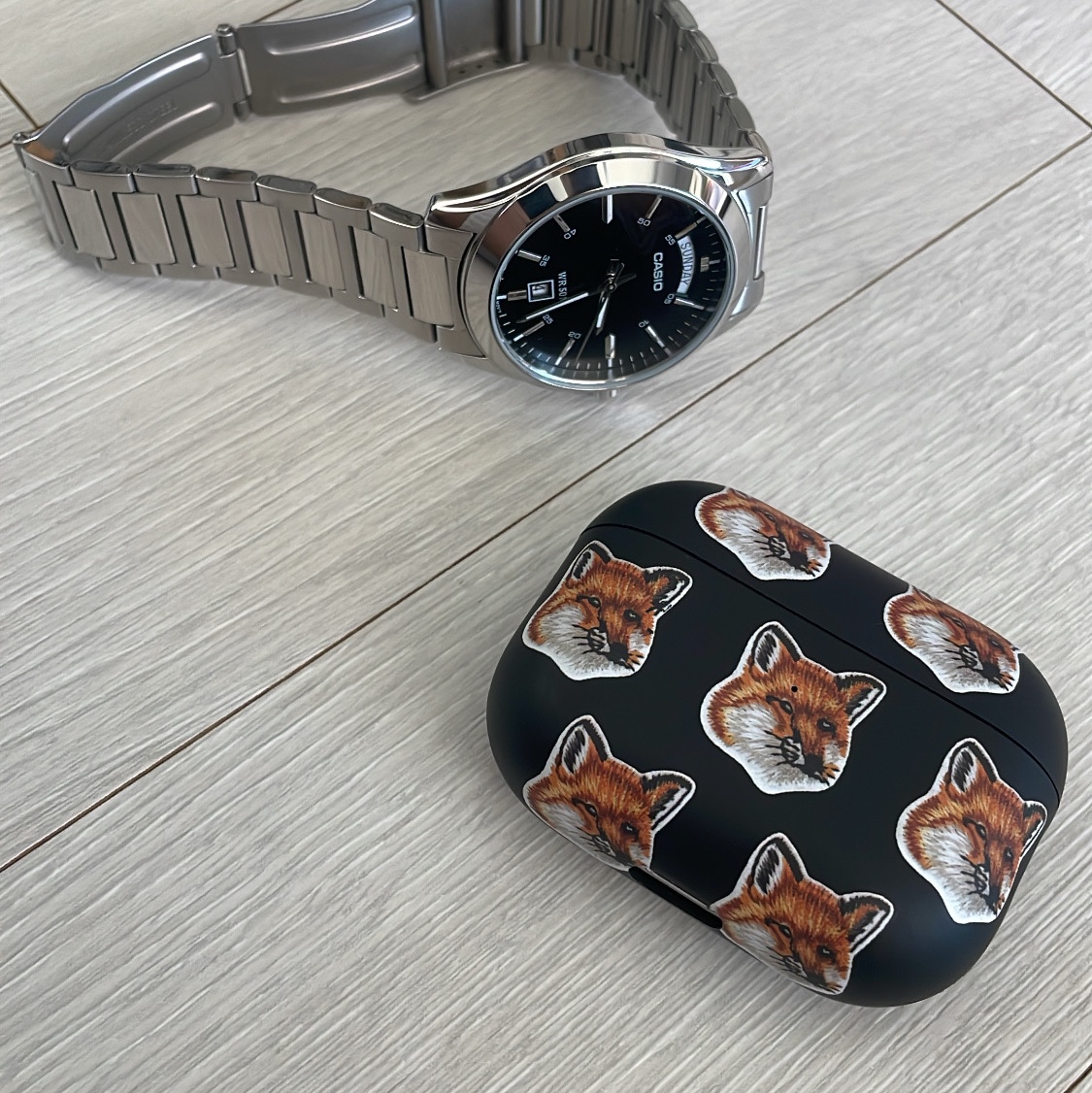 Maison Kitsune x Native Union All Over Fox Head Airpods Pro 2 Case Black, Casio MTP-1370D-1A1 착용 스타일