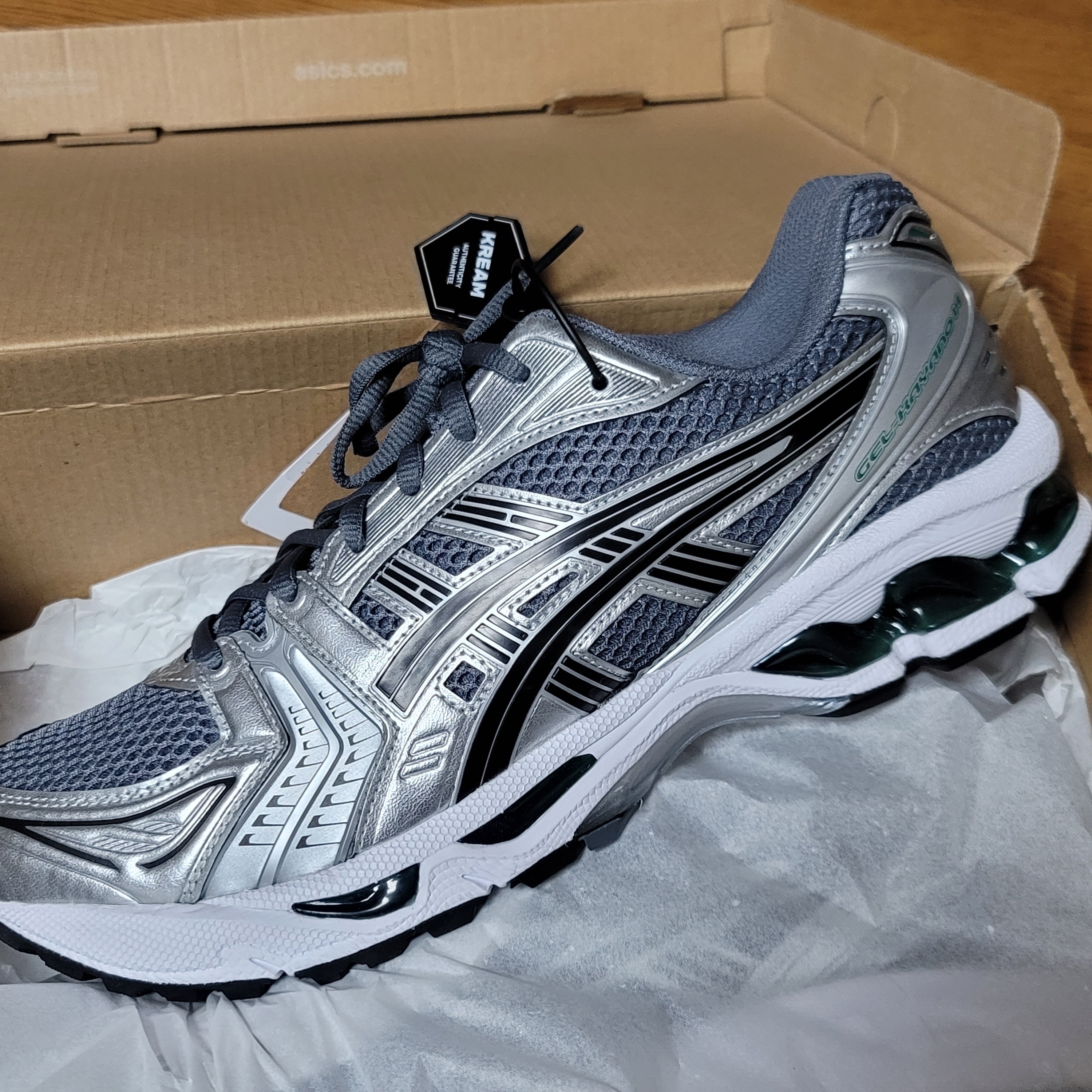 Asics Gel-Kayano 14 Metropolis Jasper Green 착용 스타일