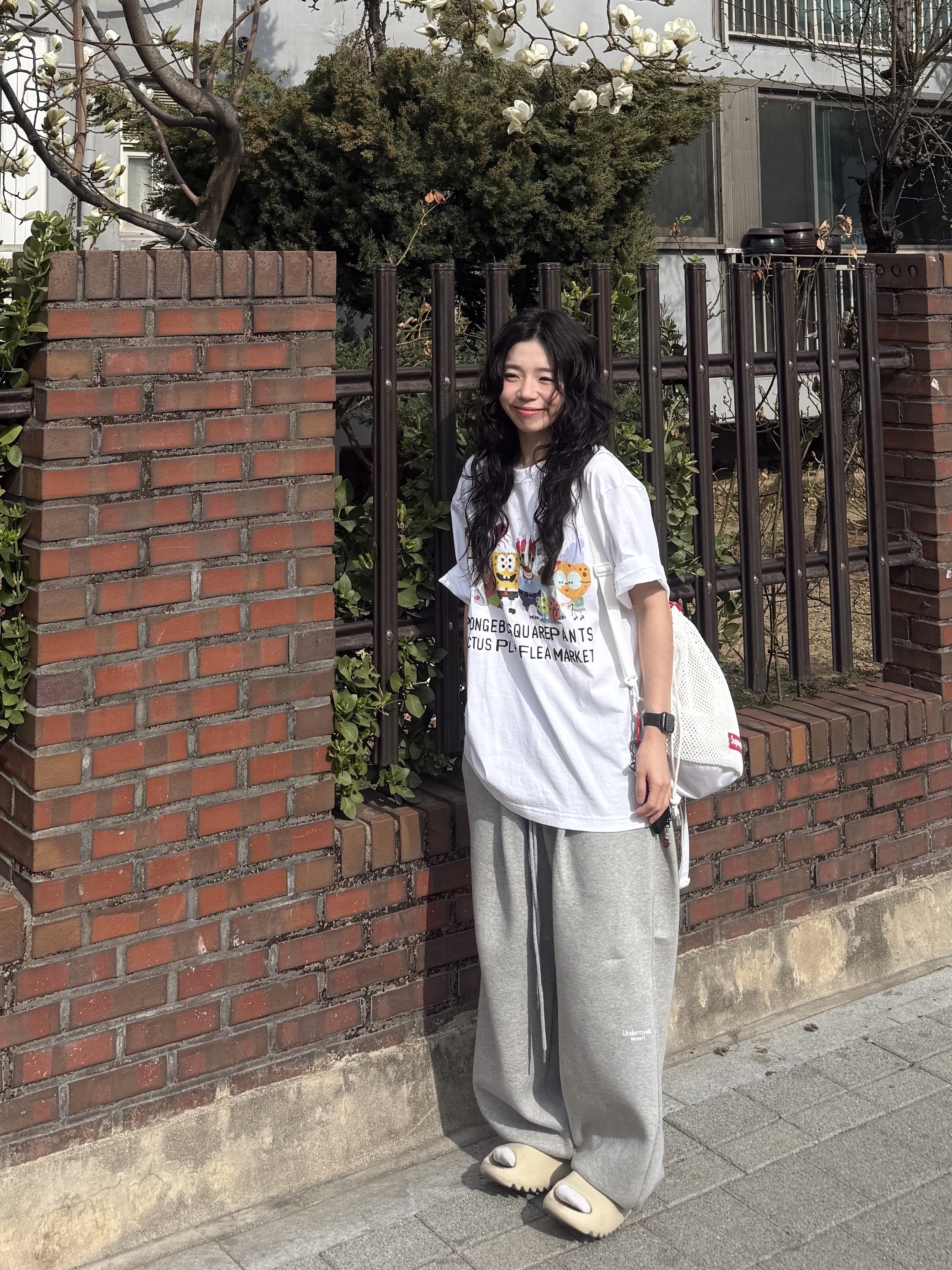 Adidas Yeezy Slide Bone 2022/2023, Human Made Military Card Case Black 착용 스타일 - 3