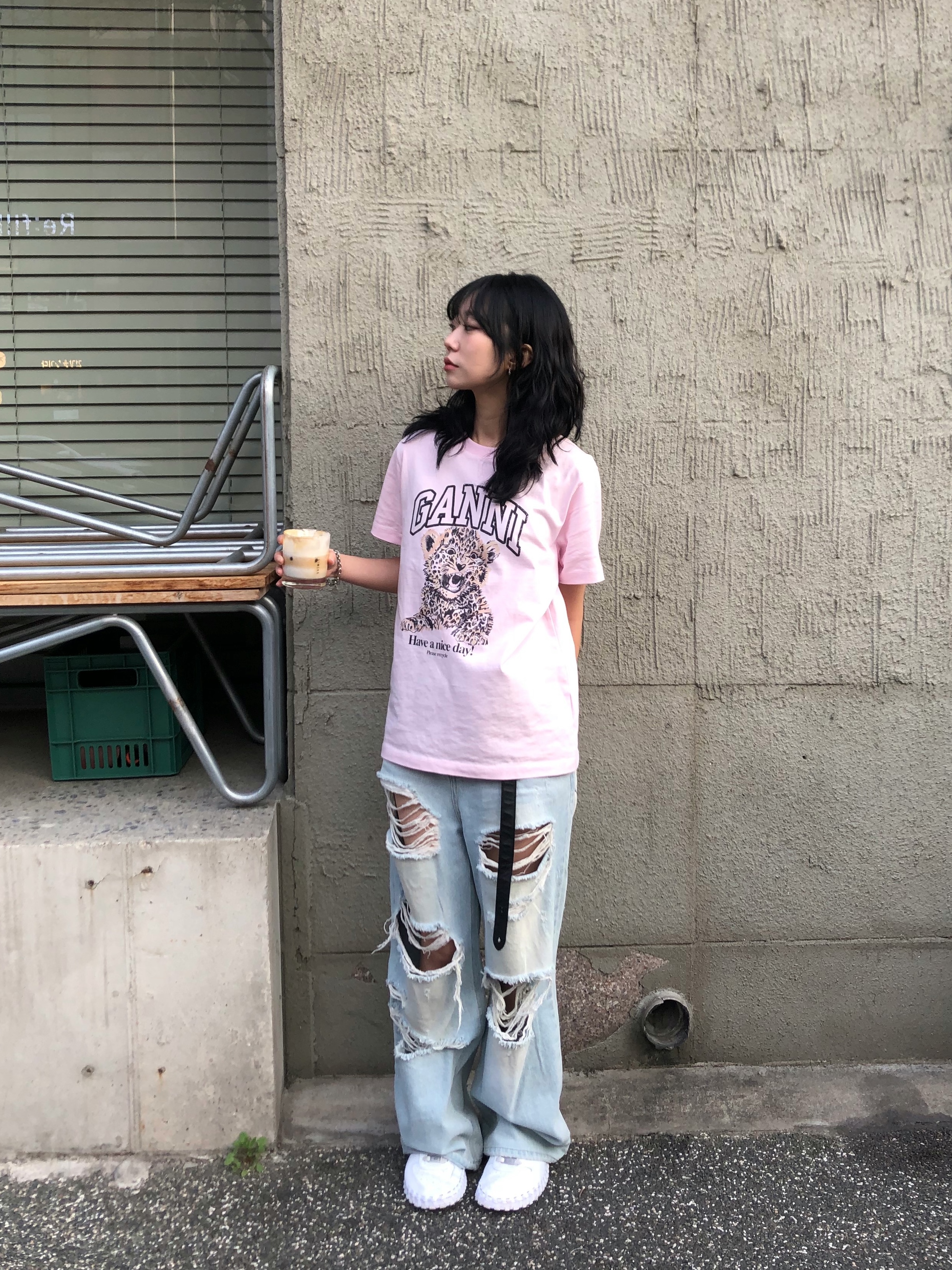 Nike x Jacquemus J Force 1 Low LX SP White, (W) Ganni Leopard Print T-Shirt Pink 착용 스타일 - 1