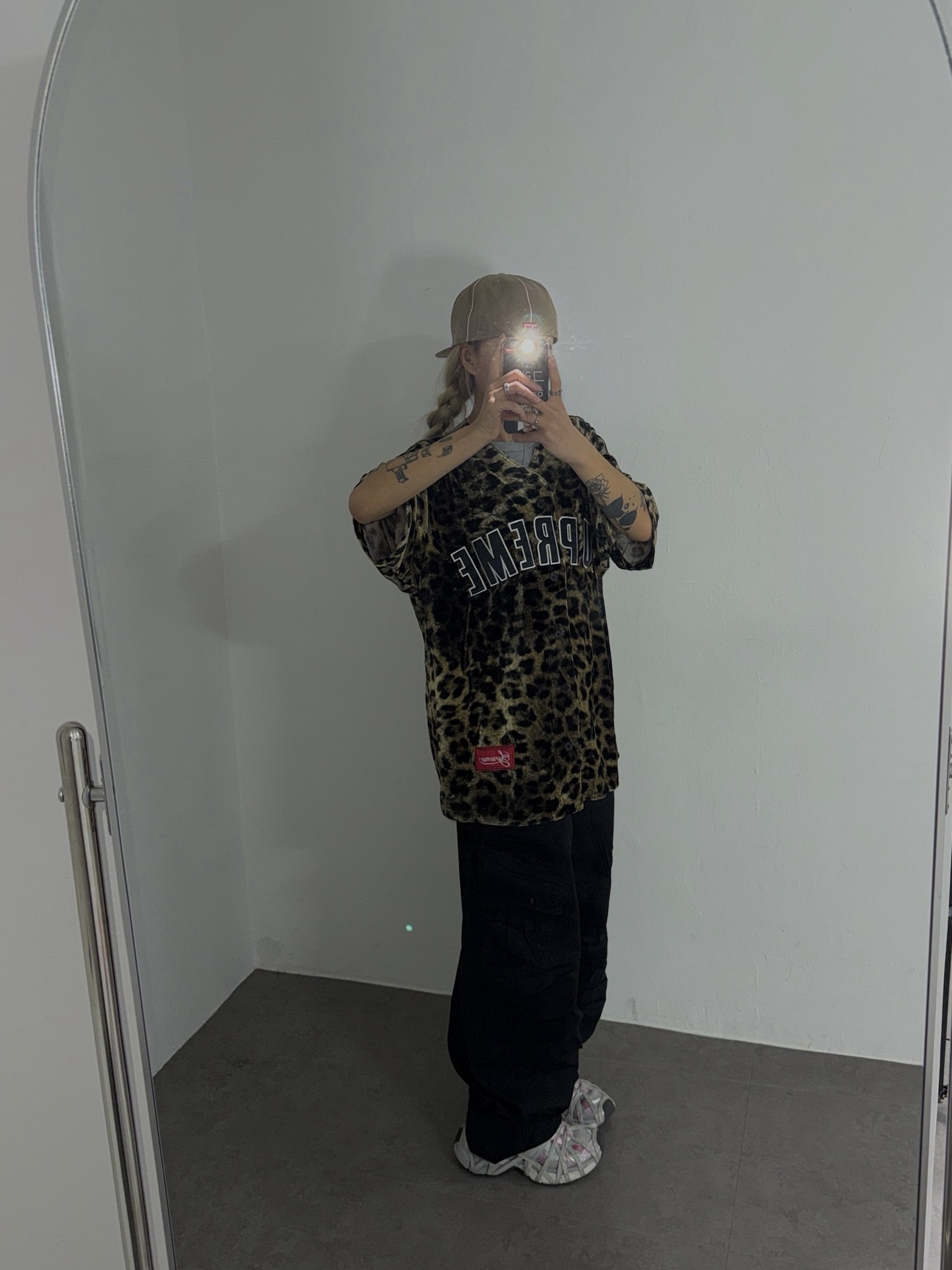 Supreme Velvet Baseball Jersey Leopard - 25SS, Supreme Piping Script Logo New Era Tan - 25SS 착용 스타일