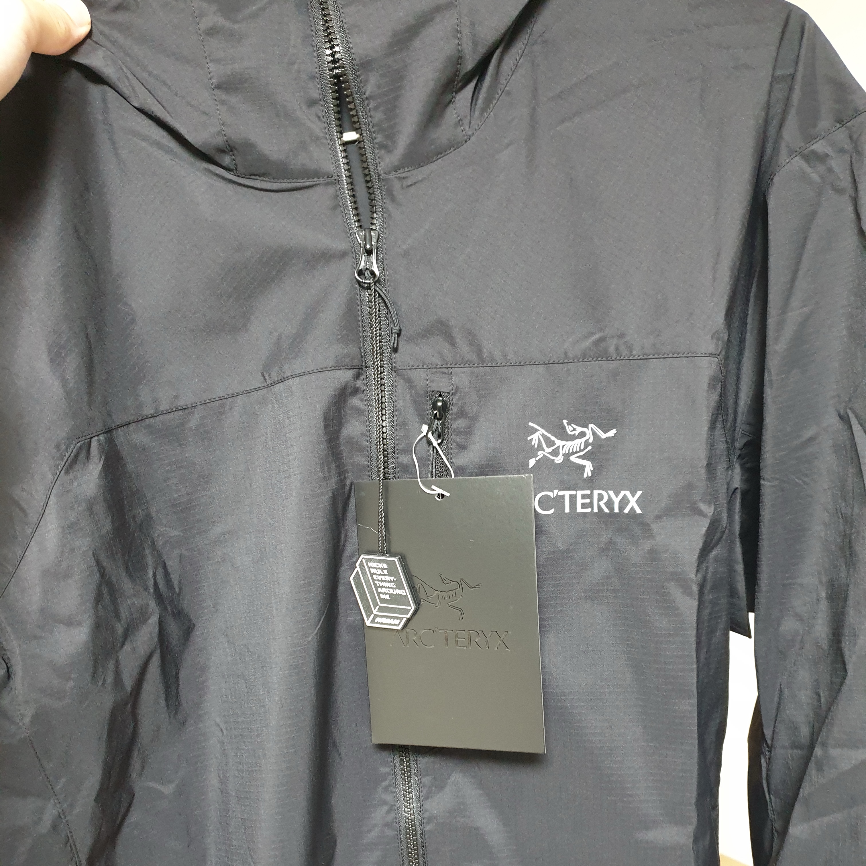 Arc'teryx Squamish Hoody Black, Human Made Military Card Case Black 착용 스타일 - 2