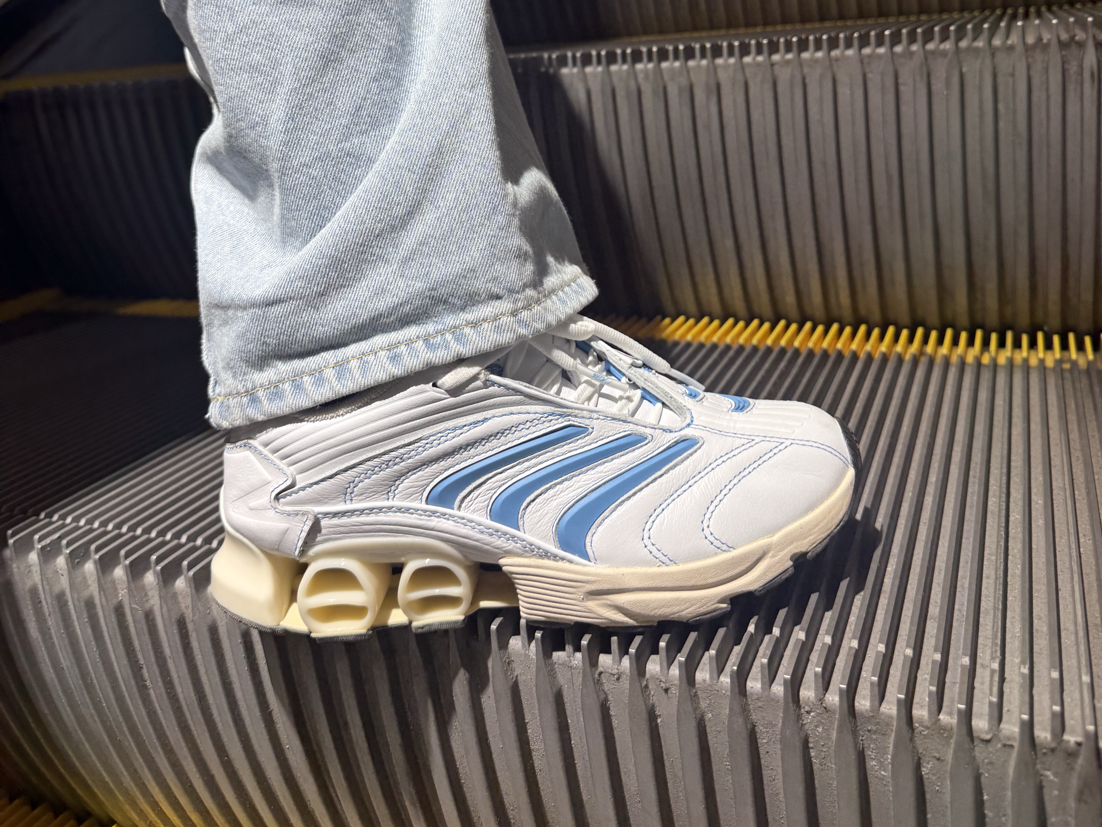 Adidas x Kith Football Predator Megaride White Blue 착용 스타일 - 3