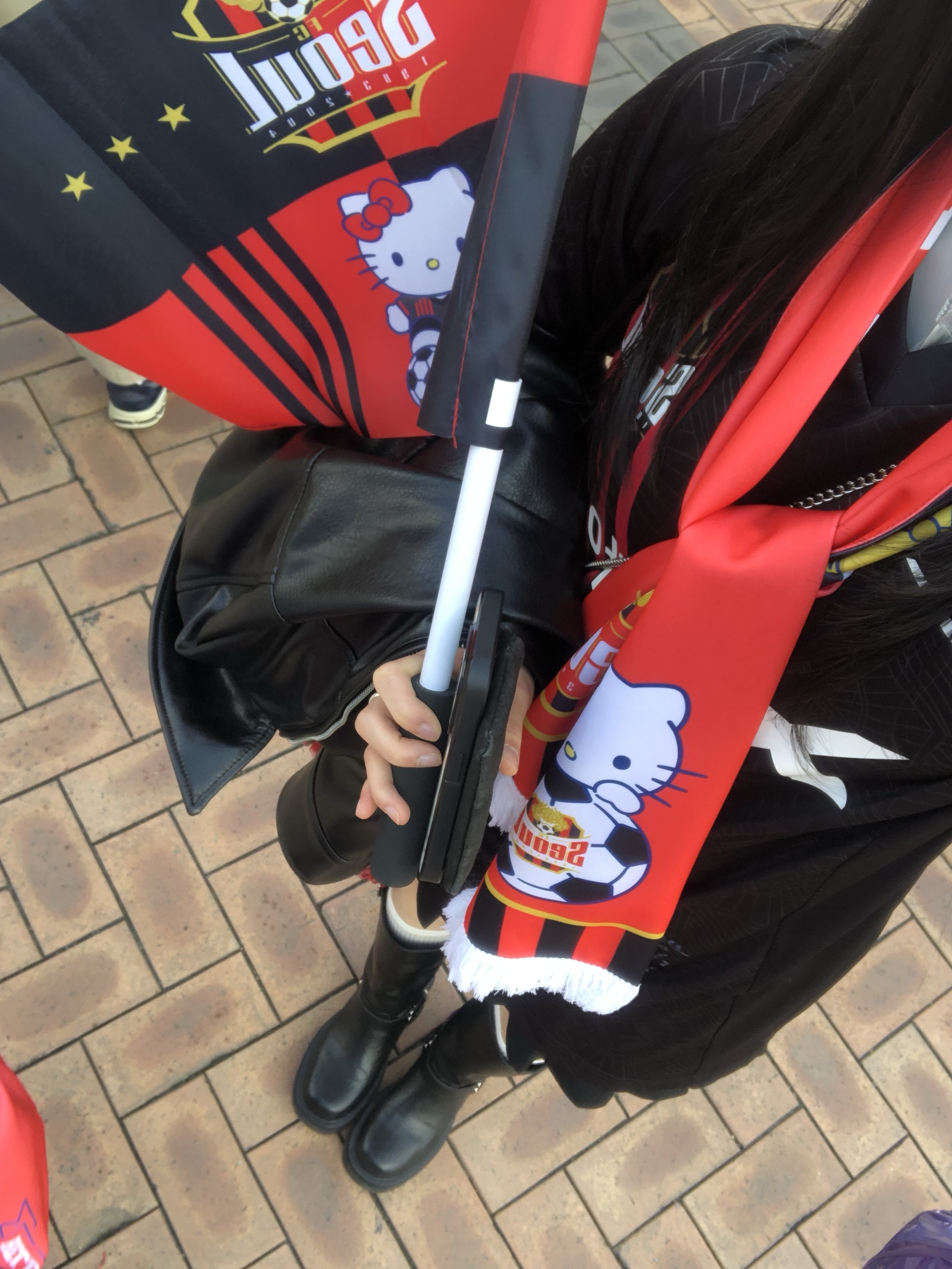 K League x Sanrio Characters 2025 Gym Sack Hello Kitty FC Seoul Red, K League x Sanrio Characters 2025 Muffler Hello Kitty FC Seoul Red 착용 스타일 - 6