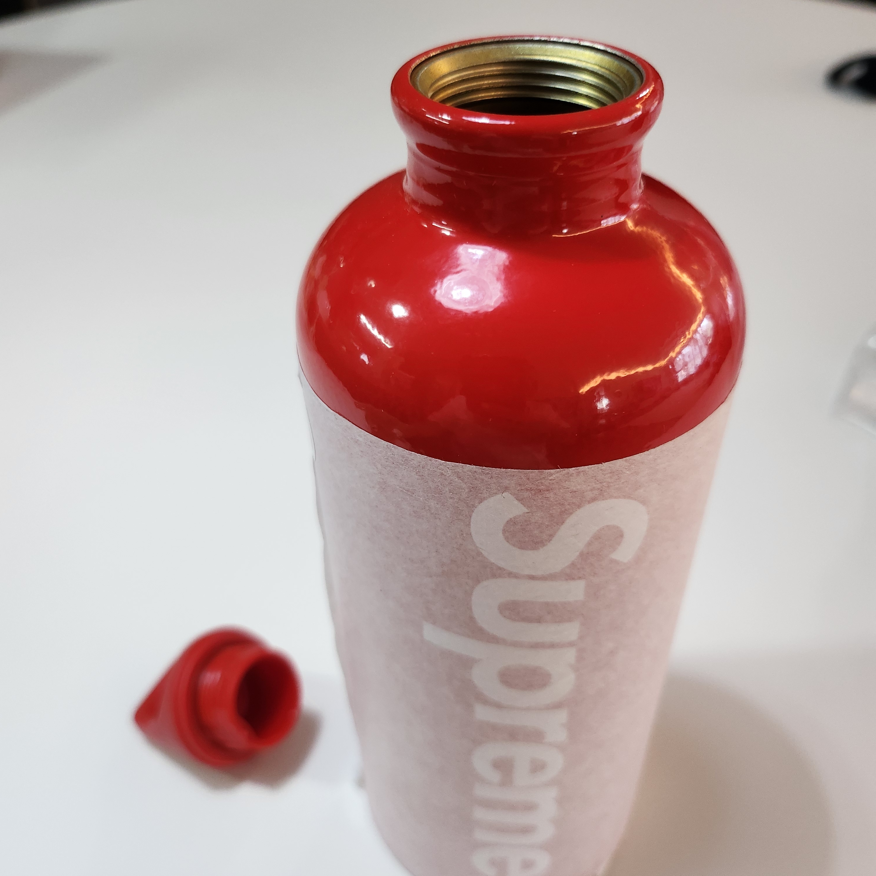 Supreme x Sigg Traveller 0.6L Water Bottle Red - 23SS 착용 스타일 - 2