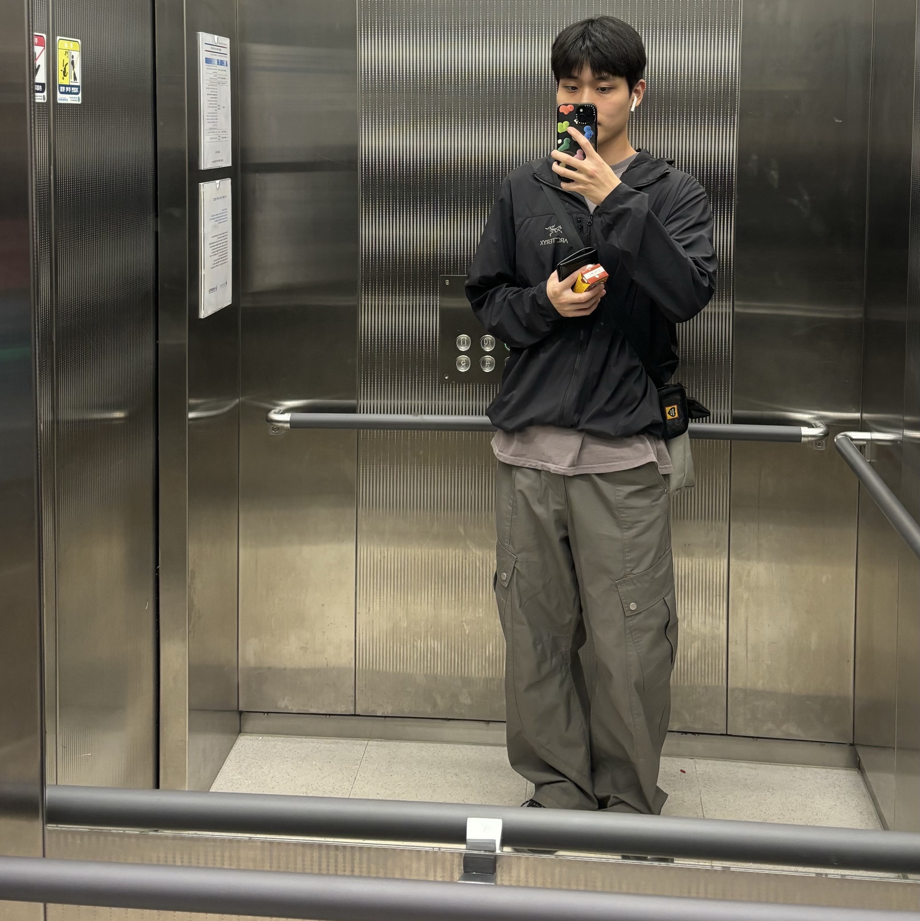 Arc'teryx Squamish Hoody Black, Human Made Military Card Case Black 착용 스타일 - 3