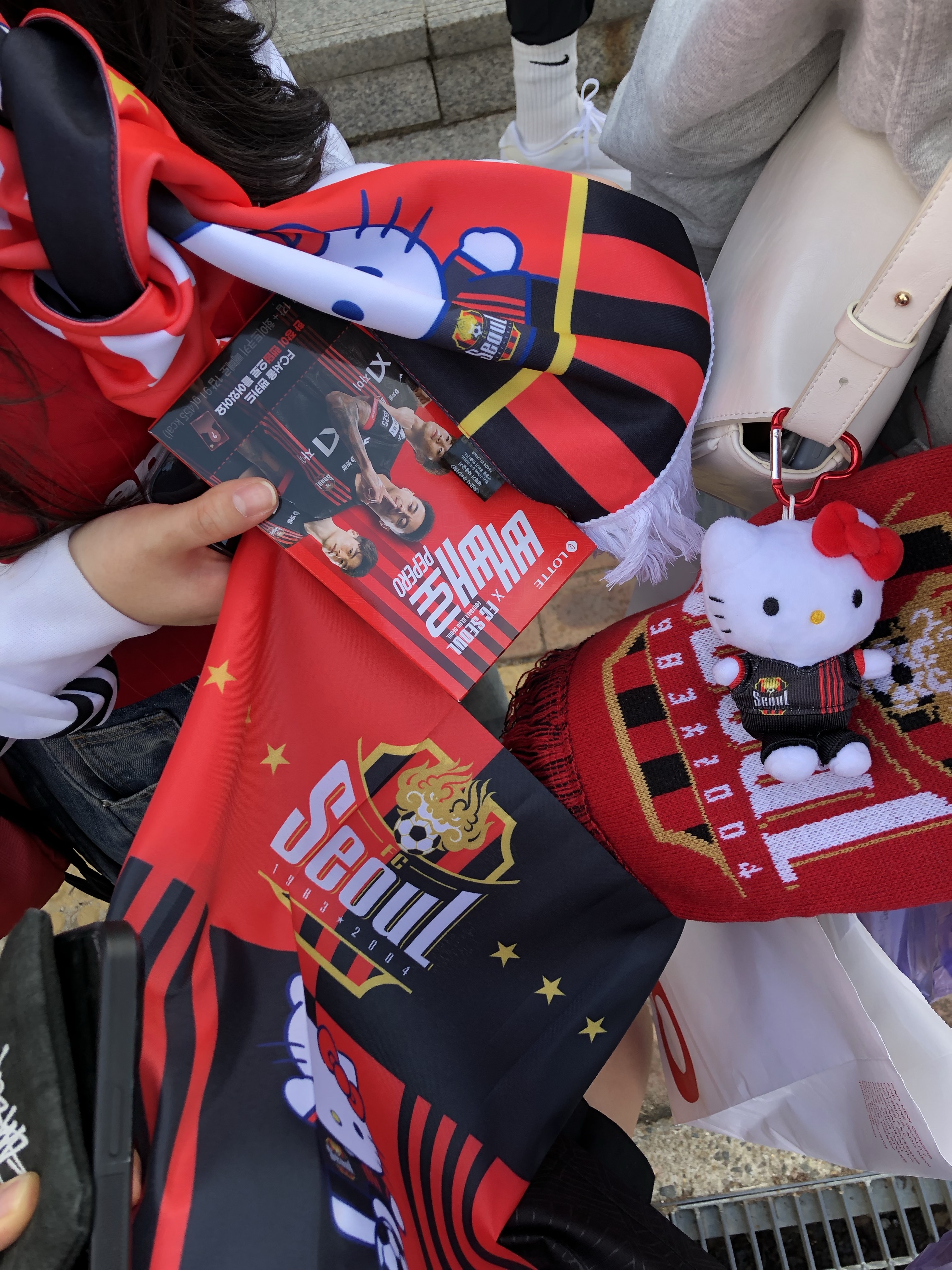 K League x Sanrio Characters 2025 Gym Sack Hello Kitty FC Seoul Red, K League x Sanrio Characters 2025 Muffler Hello Kitty FC Seoul Red 착용 스타일 - 5