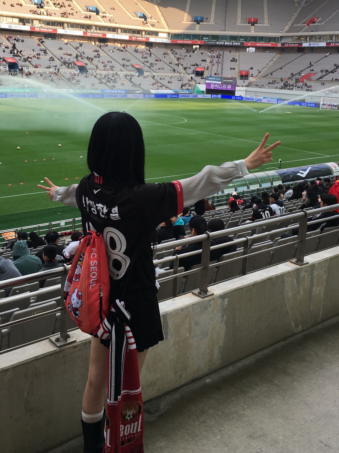 K League x Sanrio Characters 2025 Gym Sack Hello Kitty FC Seoul Red, K League x Sanrio Characters 2025 Muffler Hello Kitty FC Seoul Red 착용 스타일 - 10