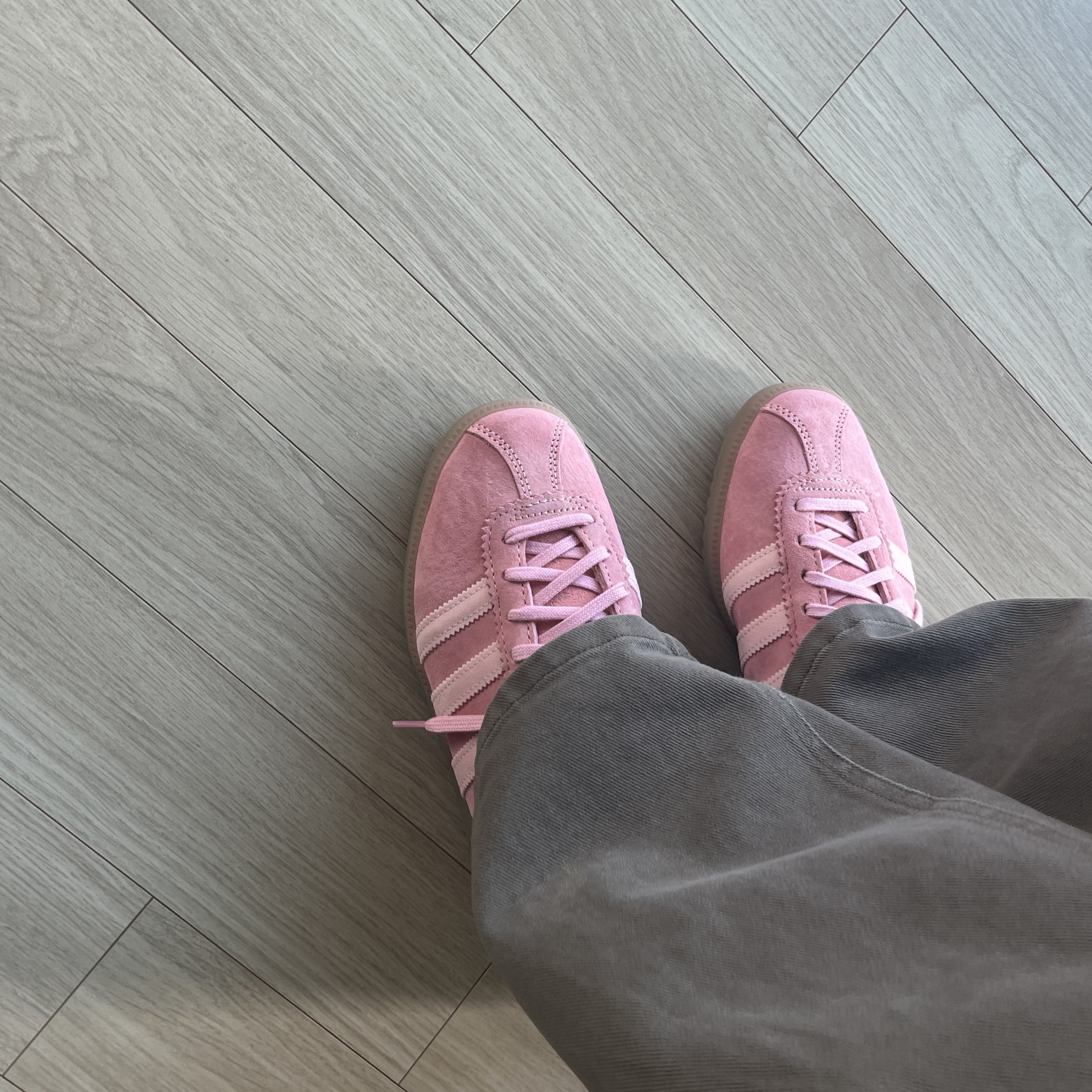 Adidas Bermuda Glow Pink 착용 스타일 - 2