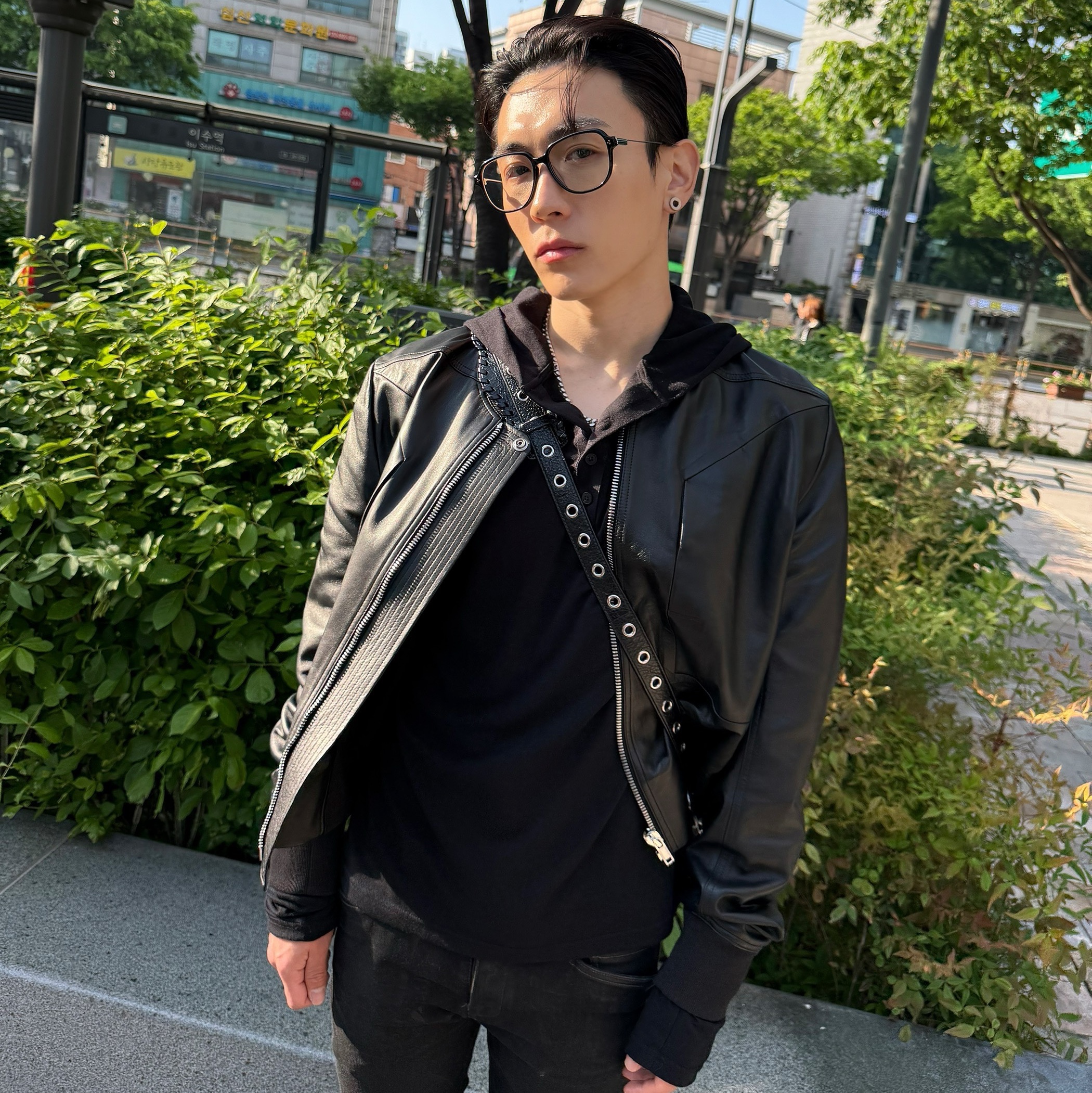 Balenciaga Bulldozer Lace-Up Boot Black, Balenciaga Arena Lambskin Aged Silver Hardware Le Cagole XS Flap Bag Black 착용 스타일 - 3