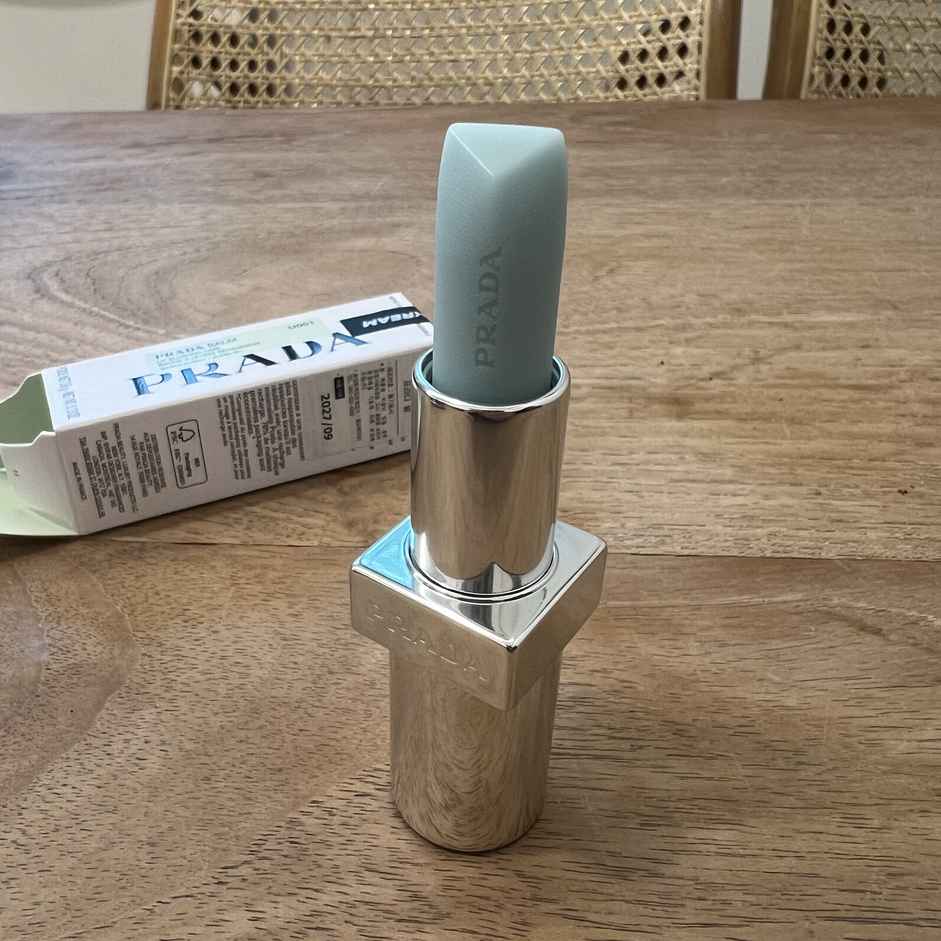Prada Blushing Care Lip Balm U001 Astral Pink 착용 스타일 - 1