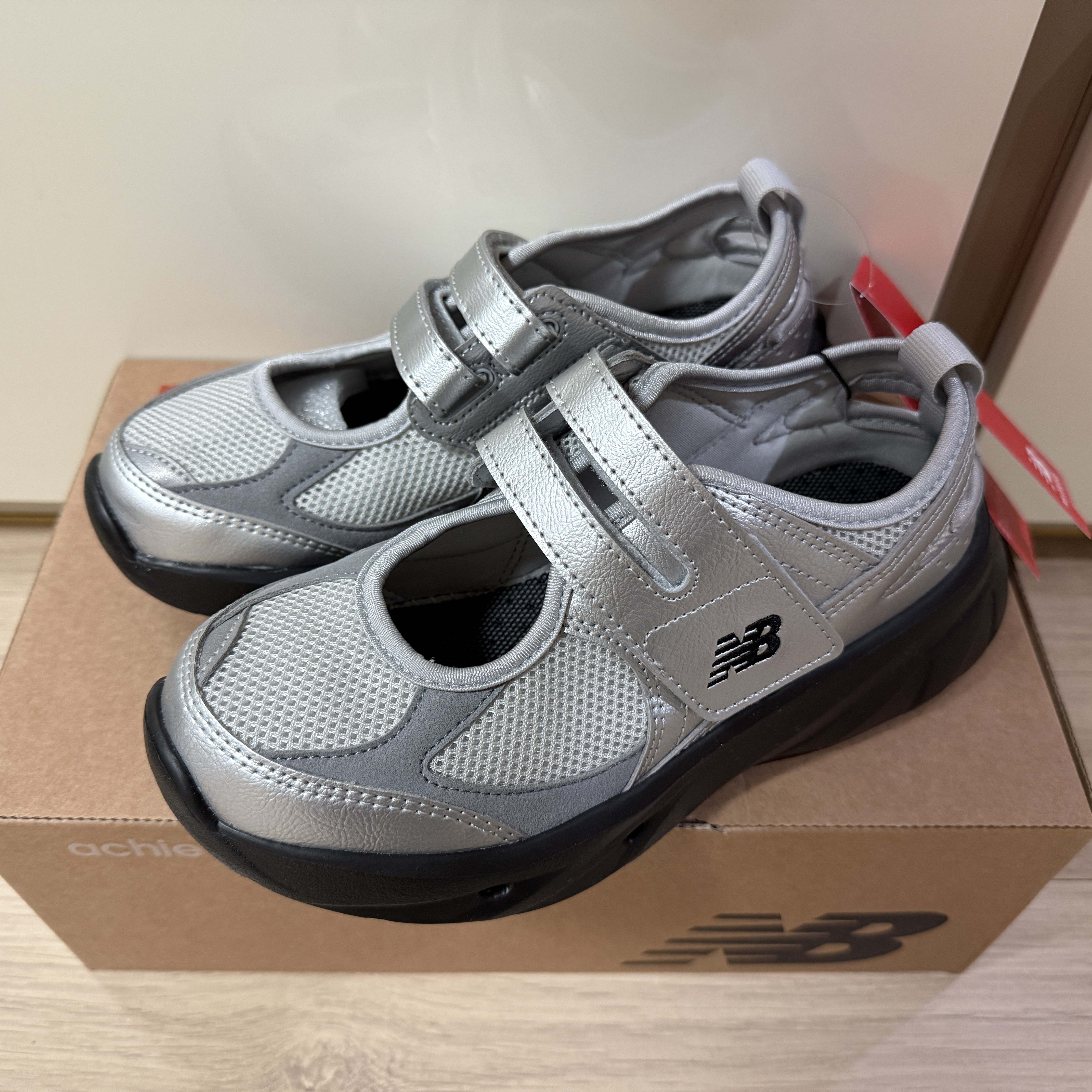(W) New Balance Breeze SD2202 Metalic Silver 착용 스타일